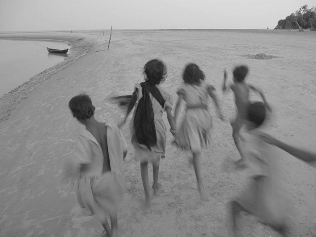 Enfants rurals jouant, photographie en noir et blanc de l'artiste indien « en stock »