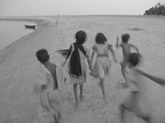 Niños Rurales Jugando, Fotografía en Blanco y Negro de Artista Indio "En Stock"