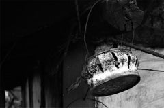 Pantallas de Lámparas Urbanas, Fotografía en Blanco y Negro de Artista Indio "En Stock"