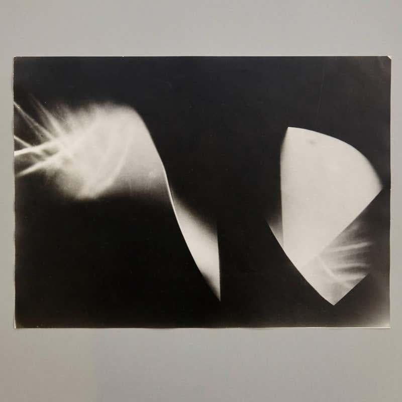 Photographie de László Moholy-Nagy.

Un tirage posthume à partir du négatif original, vers 1973.
Estampillé par Foto Moholy-Nagy et la Galerie Khlim.

En bon état d'origine.

László Moholy-Nagy (1895-1946) était un peintre et un photographe
