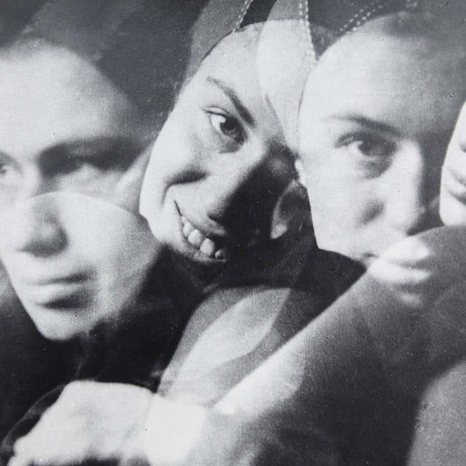 Photographie de László Moholy-Nagy.

Estampillé par Foto Moholy-Nagy et la Galerie Khlim.

En bon état d'origine.

László Moholy-Nagy (1895-1946) était un peintre et un photographe hongrois ainsi qu'un professeur de l'école du Bauhaus. Très