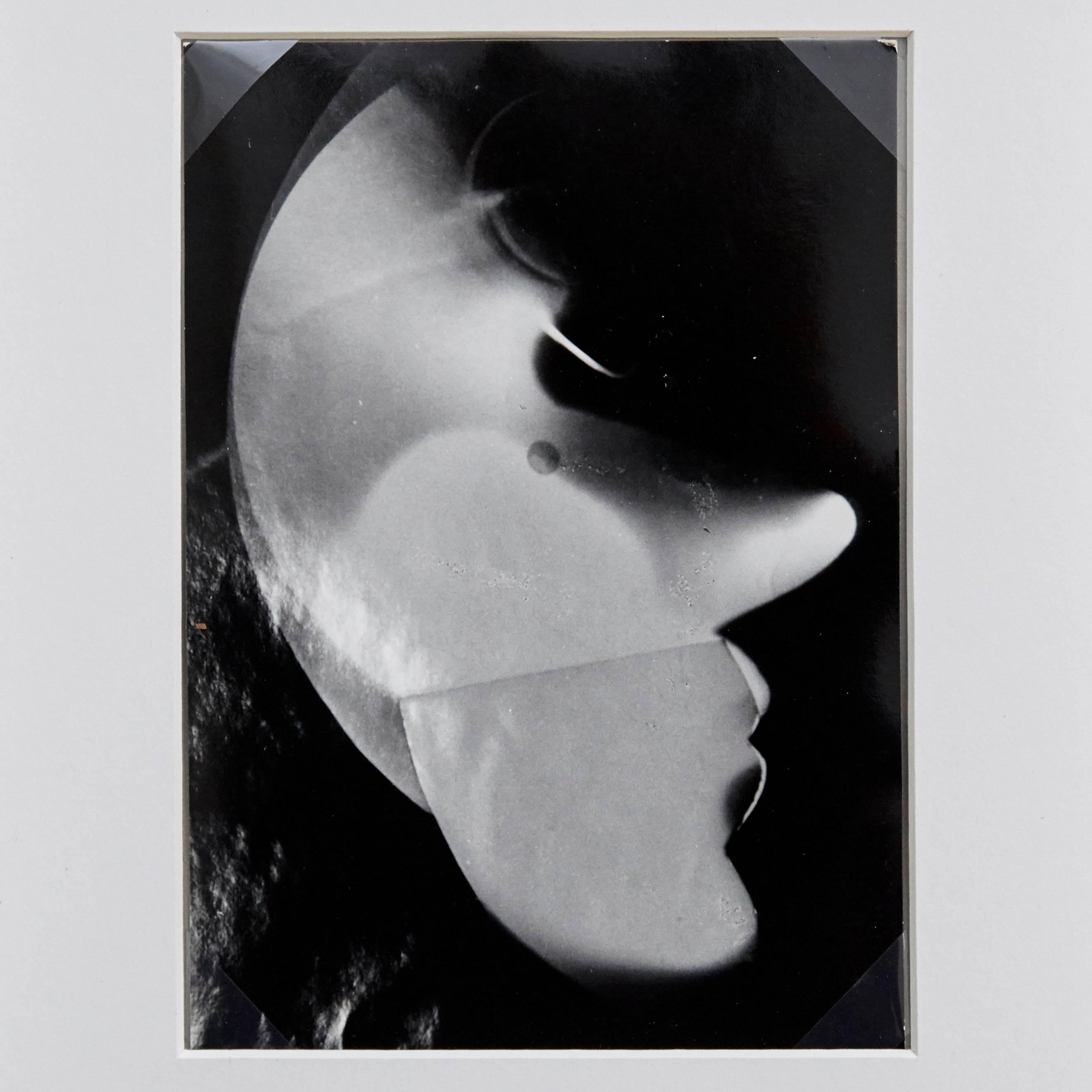 Self-Portrait de László Moholy-Nagy, 1926.

Tirage posthume à partir du négatif original, vers 1972.
Estampillé par Foto Moholy-Nagy et la Galerie Khlim.

En bon état d'origine.

László Moholy-Nagy (1895-1946) était un peintre et un