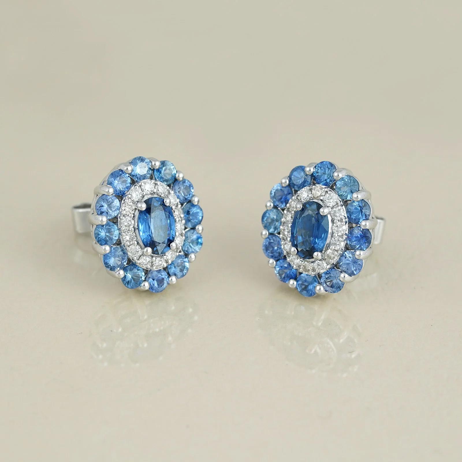 Moi Orecchini con diamanti e zaffiri blu in oro azzurro In condizioni Nuovo in vendita a Lawrenceville, GA