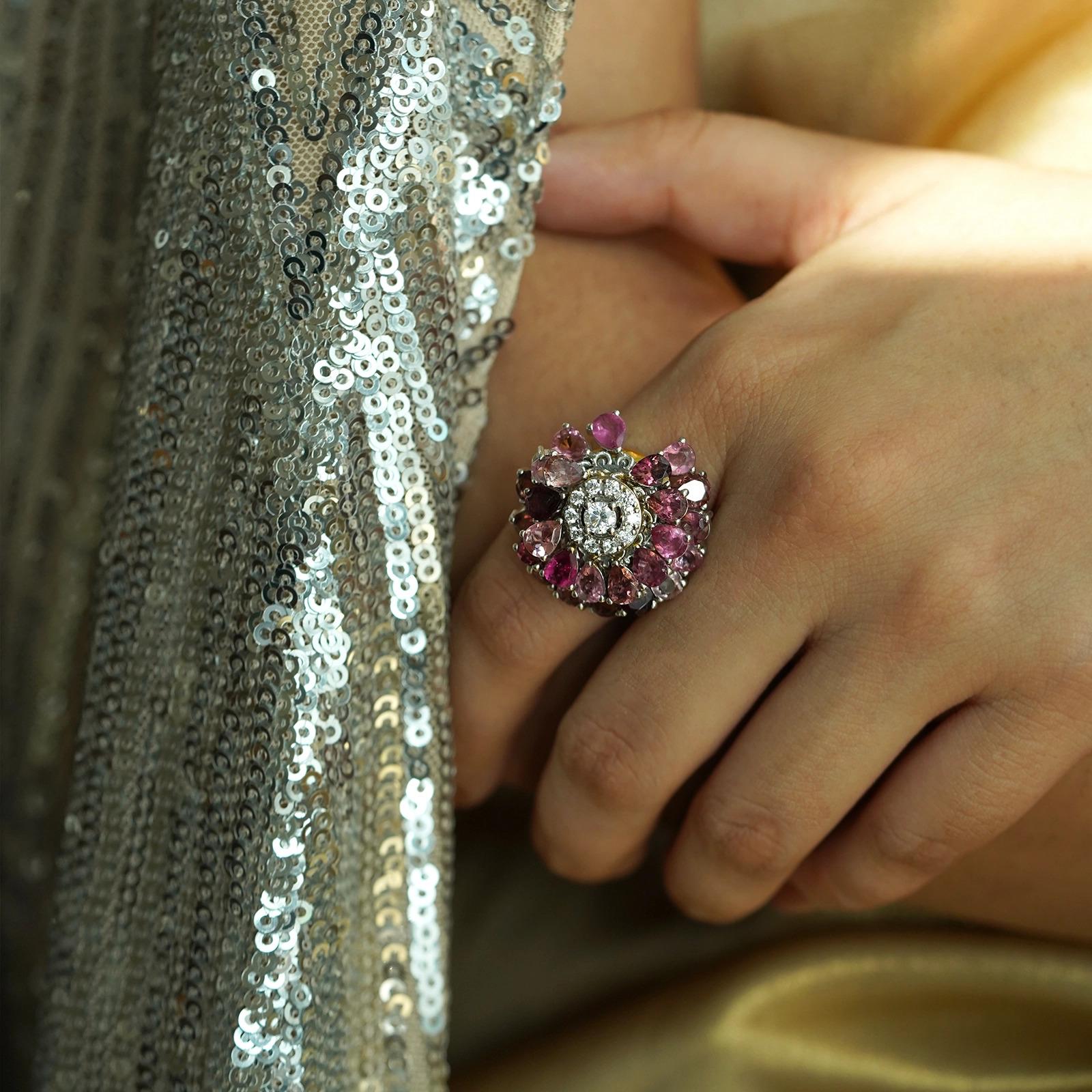 Im Angebot: Moi Dahlia Ring aus Gold mit Diamanten und rosa Turmalin () 2