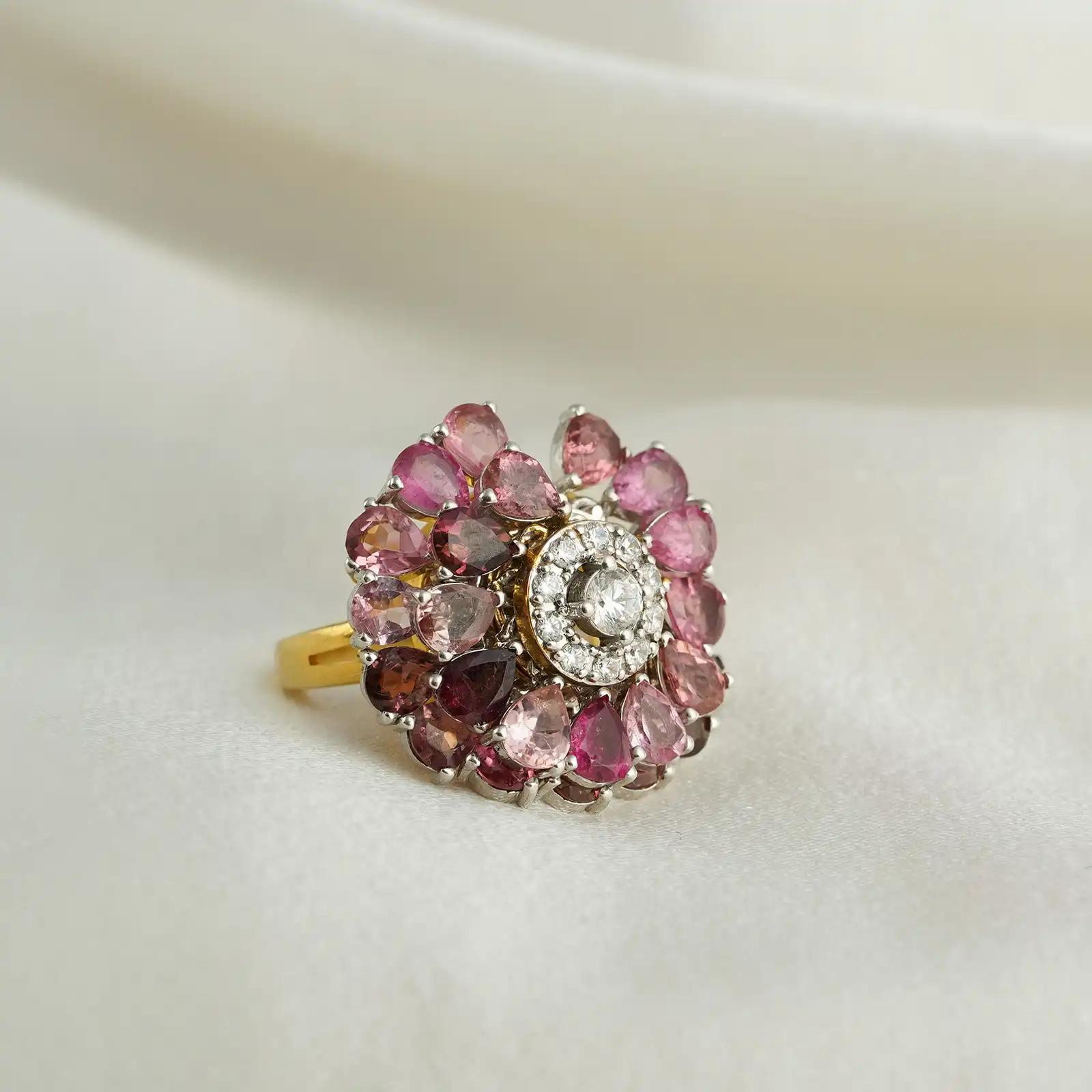 Im Angebot: Moi Dahlia Ring aus Gold mit Diamanten und rosa Turmalin () 3
