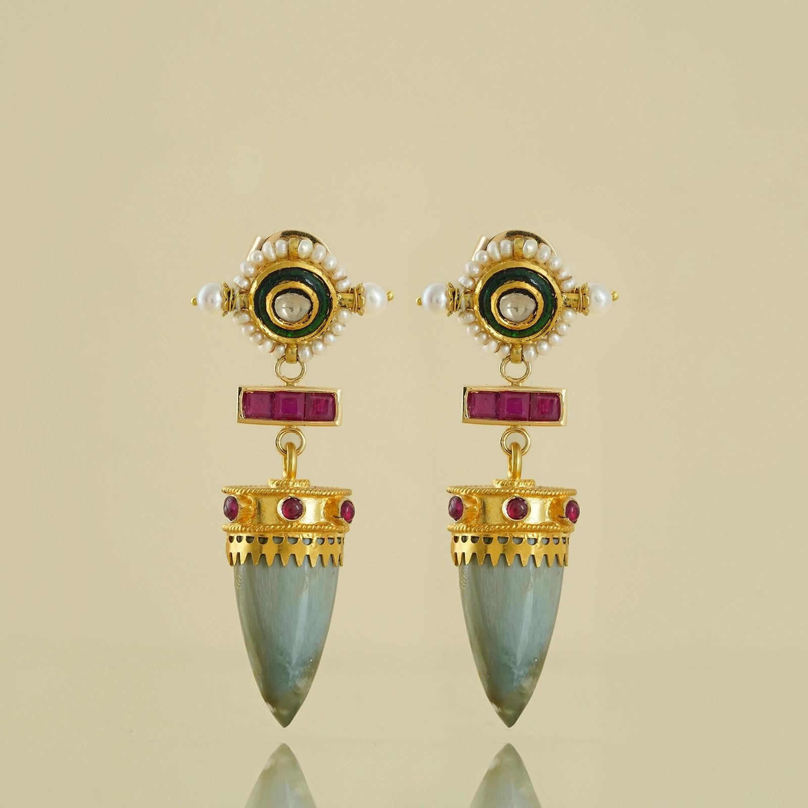 Gold(22K) : 0.56g
Gold(18K) : 7.20g
Gold(14K) : 1.39g
Uncut Diamond/Vilandi/Polki: 1.31ct
Gemstone : Cats Eye, Cultured Pearl, Ruby, Glass-Filled Ruby
Other : Green Glass
925 Silver

Drawing on storied Indian motifs and time-honored techniques, the