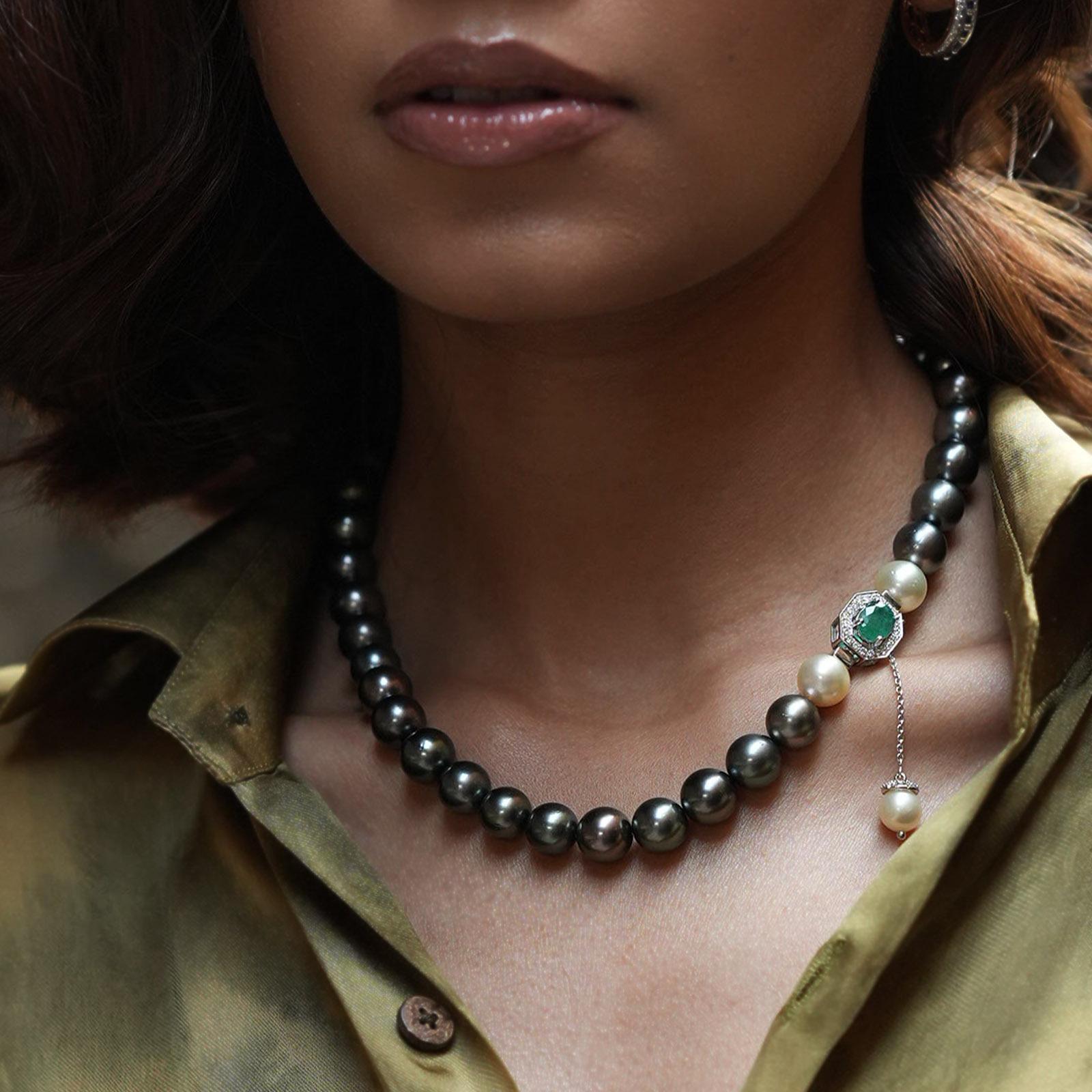 Gold(14K) : 3.87g
Diamonds : (VS clarity & H-I colour): (Brilliant cut) : 0.29ct
Rose-cut Diamond : 0.05ct
Gemstone : South-Sea : 14.7ct
Tahitian pearls : 313.2ct
Emerald : 2.05ct

Inspired by the iconic pearl necklace made famous by Jackie Kennedy,