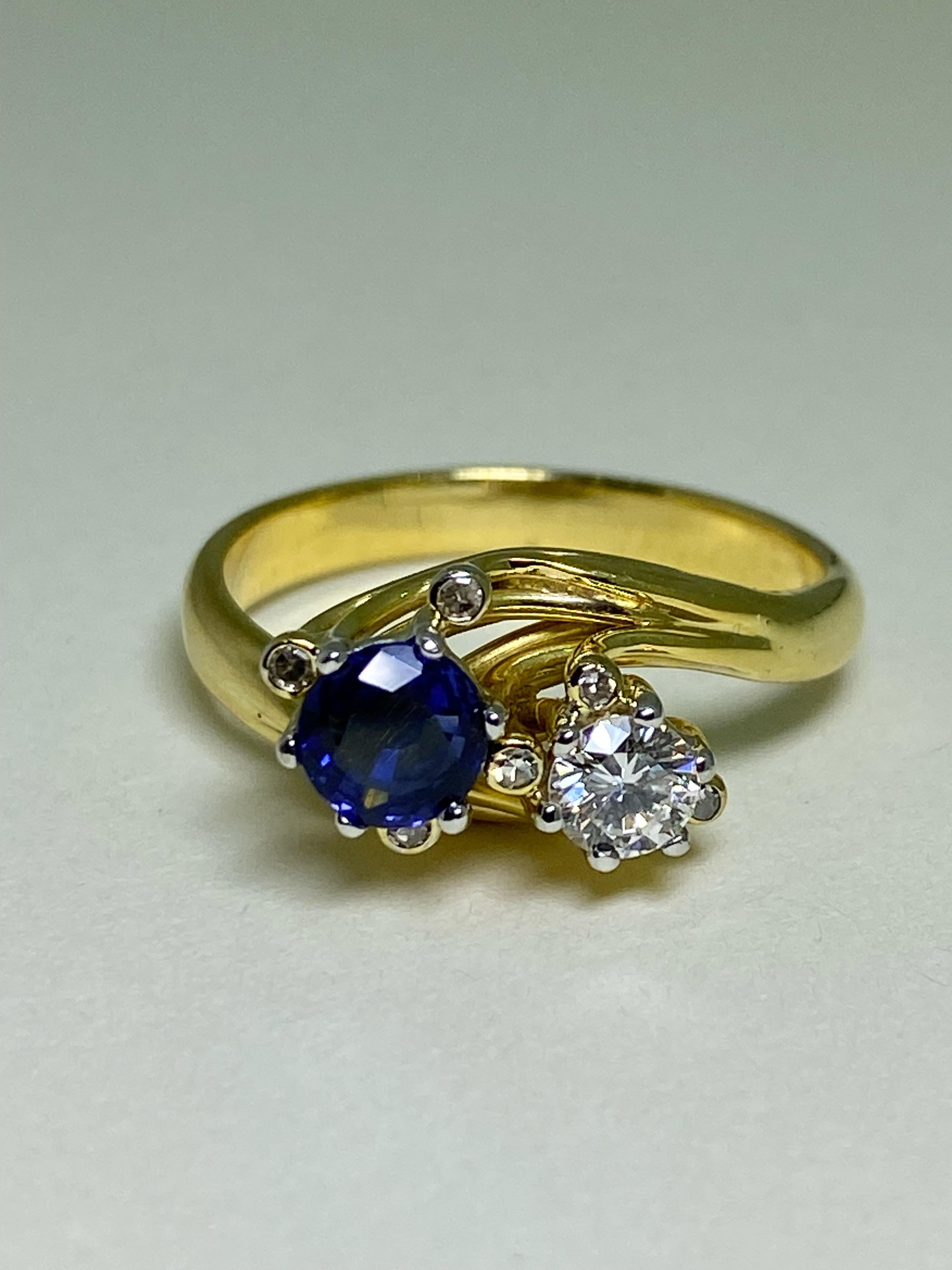 Retro Toi et Moi 0.60ct Ceylon Sapphire & Diamond Crossover Ring in 18k Gold In Excellent Condition For Sale In MELBOURNE, AU