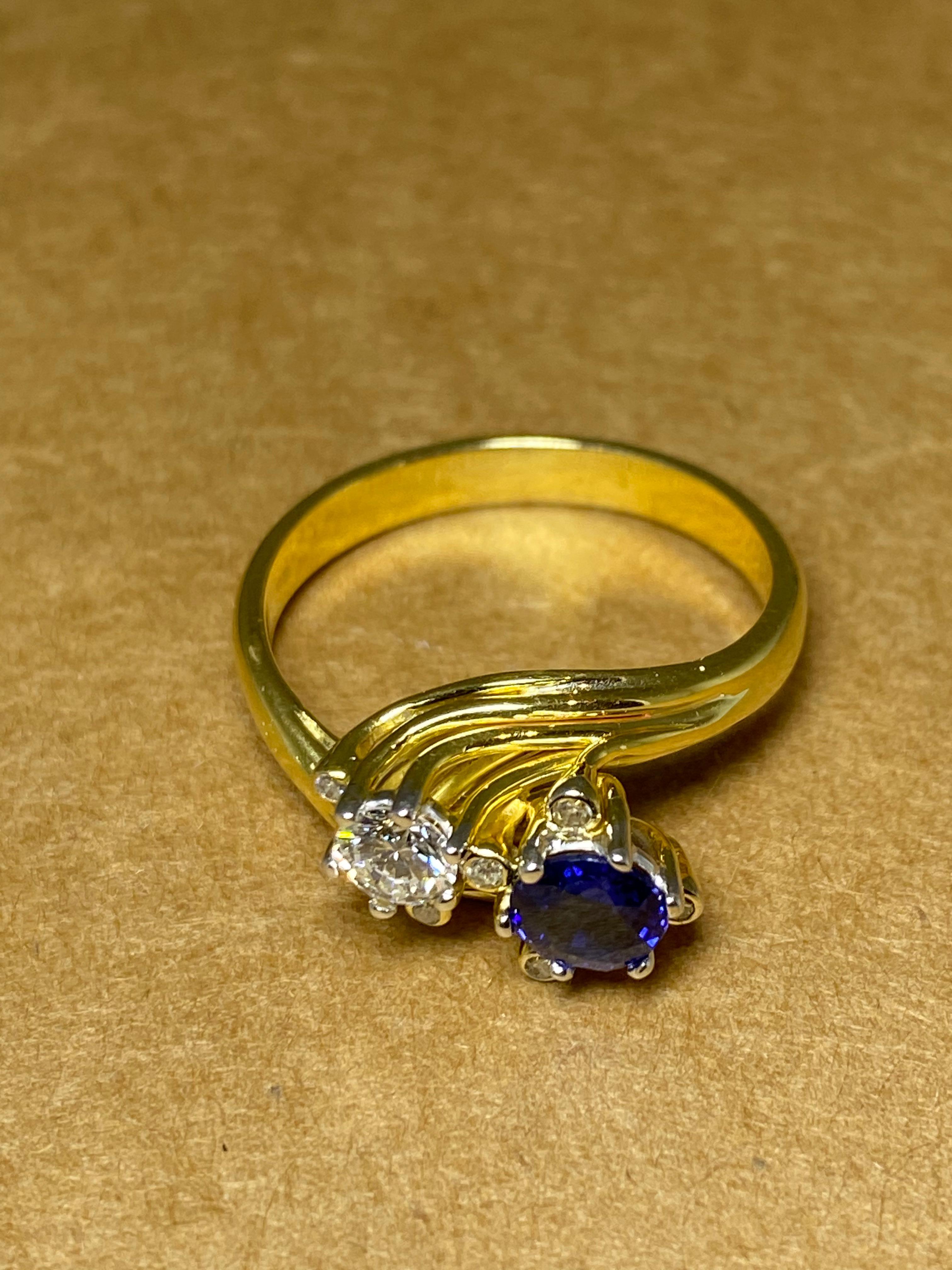 Women's Retro Toi et Moi 0.60ct Ceylon Sapphire & Diamond Crossover Ring in 18k Gold For Sale
