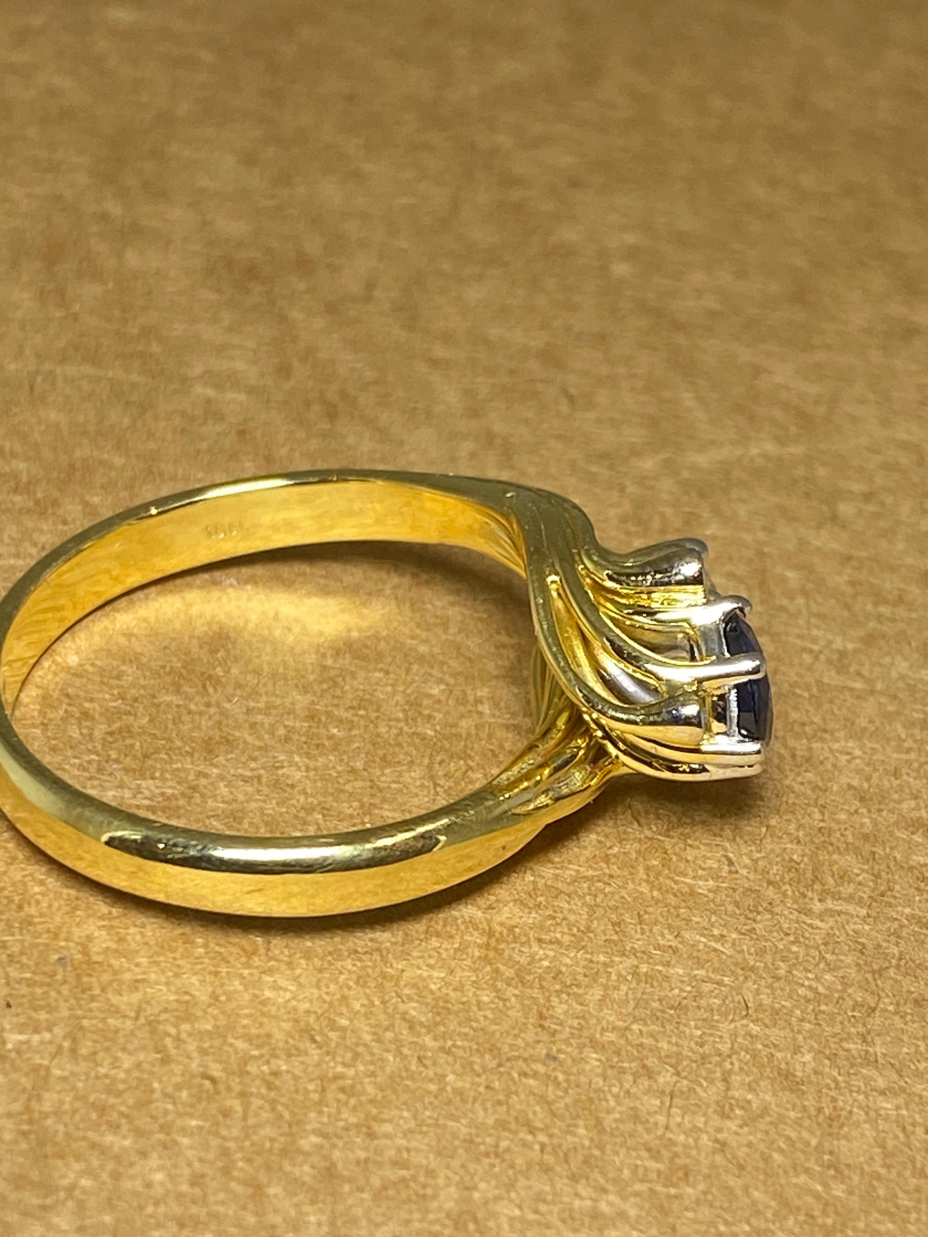 Retro Toi et Moi 0.60ct Ceylon Sapphire & Diamond Crossover Ring in 18k Gold For Sale 2