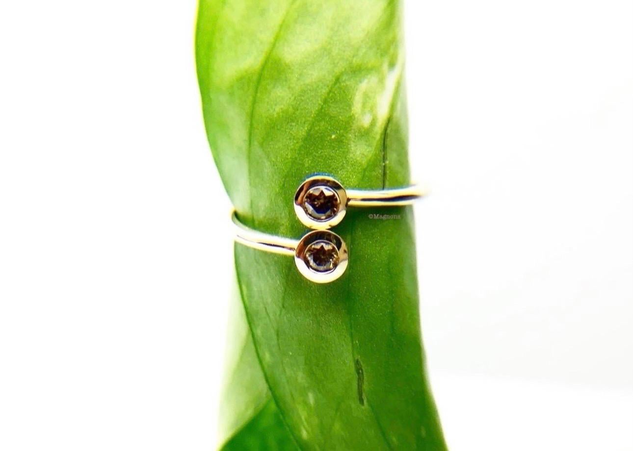 Bague en diamant champagne en 18KT bague est conçue chez moi et toi bague dans une monture simple et moderne, les diamants sont de couleur jaune brun ou souvent appelés champagne, ils sont de pureté VS et étincellent beaucoup ! La bague est de
