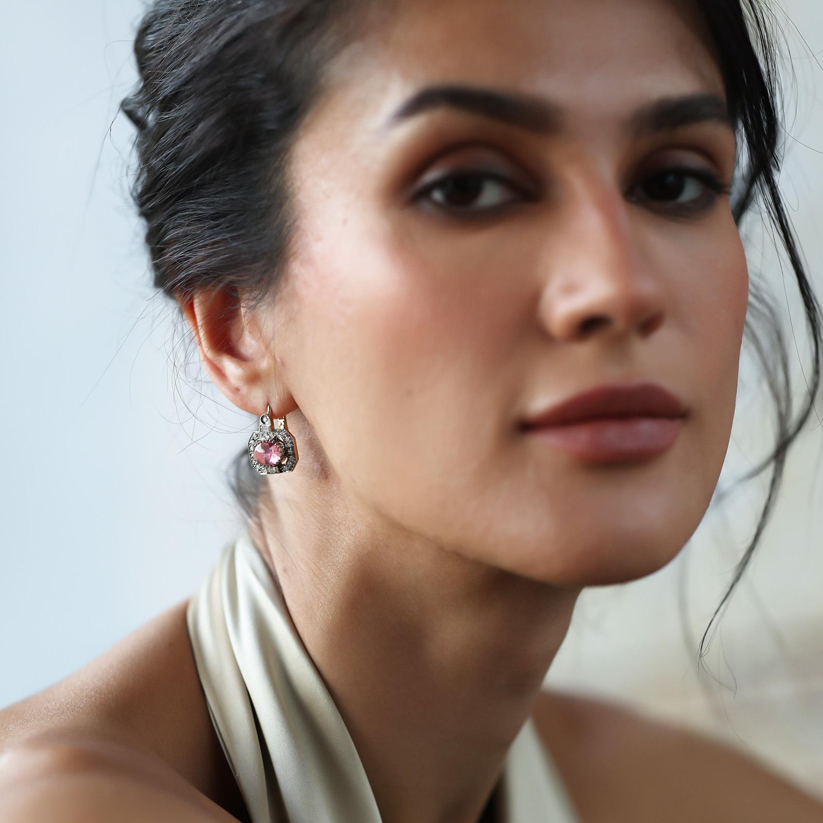 Notre idéologie en matière de design fait la part belle à la couleur. Cette boucle d'oreille en édition limitée est parfaite ! Travaillé en or, il contient un cabochon de Tourmaline serti au centre avec un halo de diamants naturels retenus par un