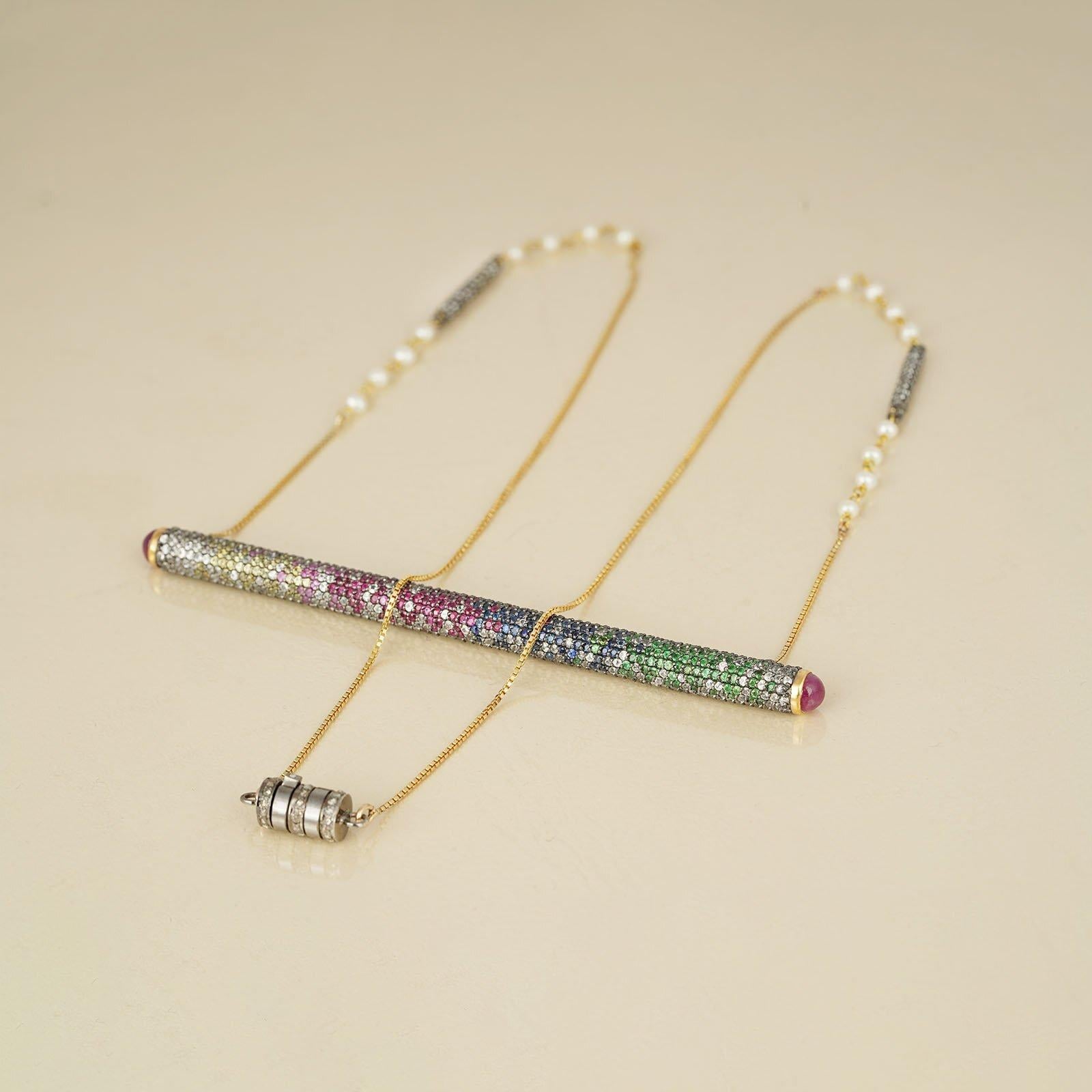 Essendo il colore il cuore del design, questo splendido ciondolo realizzato a mano ospita un melange di pietre preziose: ricche tonalità di rosa e blu che si fondono con le sottili sfumature del giallo e del bianco chiaro. Con oltre 700 gemme