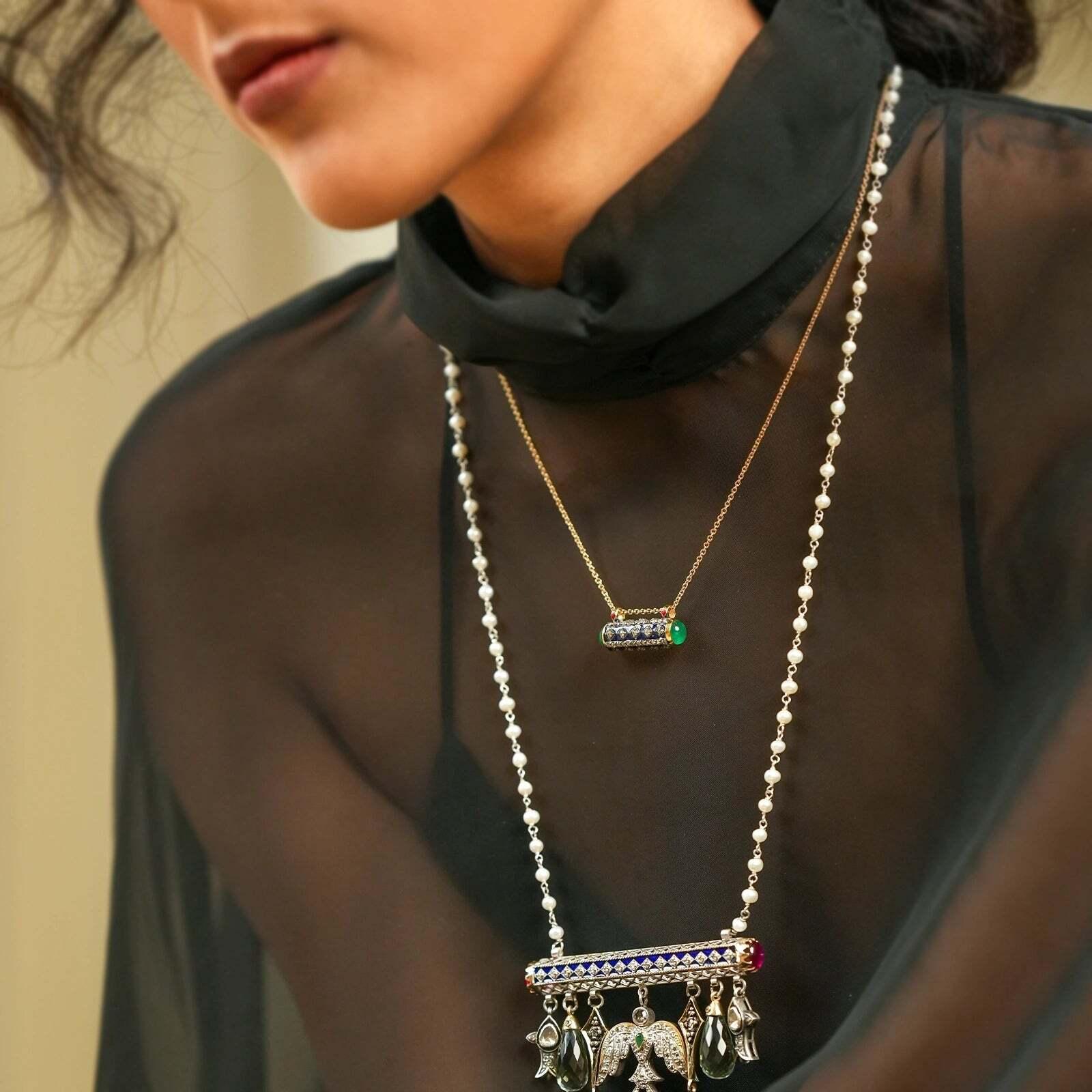 Gold(18K) : 3.80g
Gold(14K) : 0.94g
Rose-cut Diamond : 0.82ct
Gemstone : Emerald : 2.05ct
Other : Blue Enamel
925 Silver

Dainty yet playful, our Fira Pendant Necklace is the perfect indulgence for every day! It features a petit bar-shaped