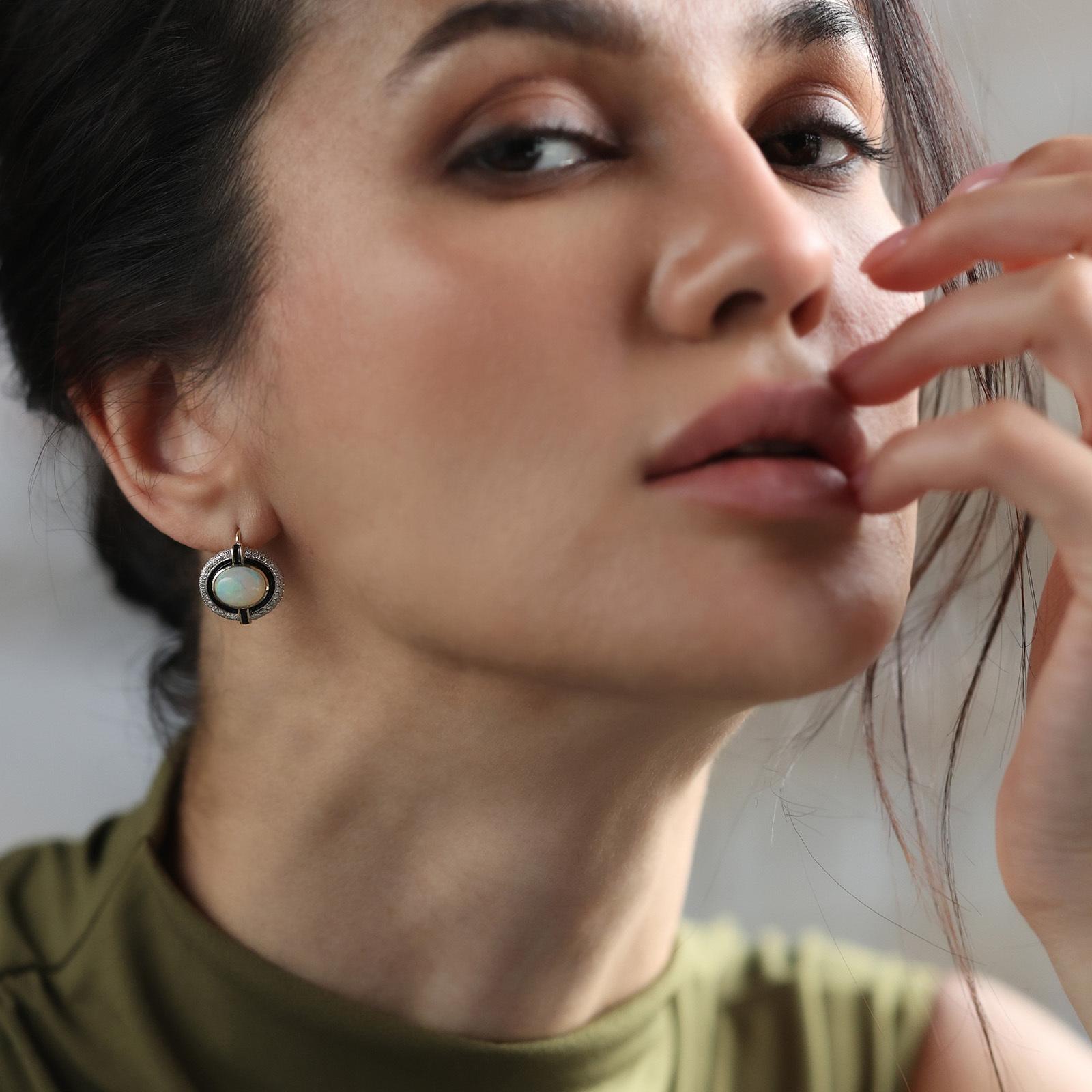 Combinaison frappante de diamants et d'opale, ces boucles d'oreilles témoignent de notre amour pour les classiques ! Son nom vient de la 