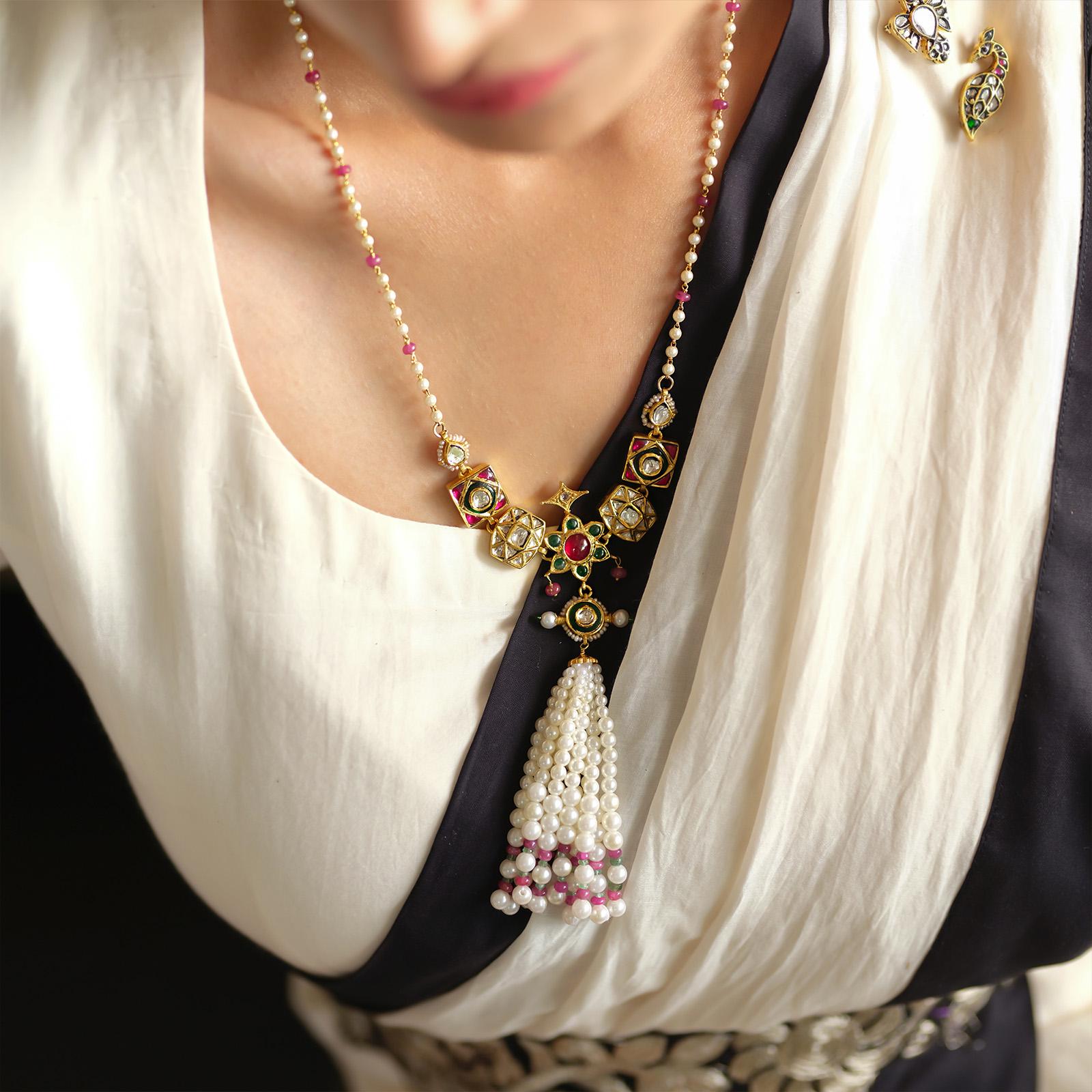 Moi Gold Sanchi-Halskette mit Quaste und Smaragd und Perle (Ungeschliffen) im Angebot