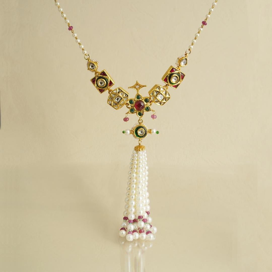 Moi Gold Sanchi-Halskette mit Quaste und Smaragd und Perle im Zustand „Neu“ im Angebot in Lawrenceville, GA
