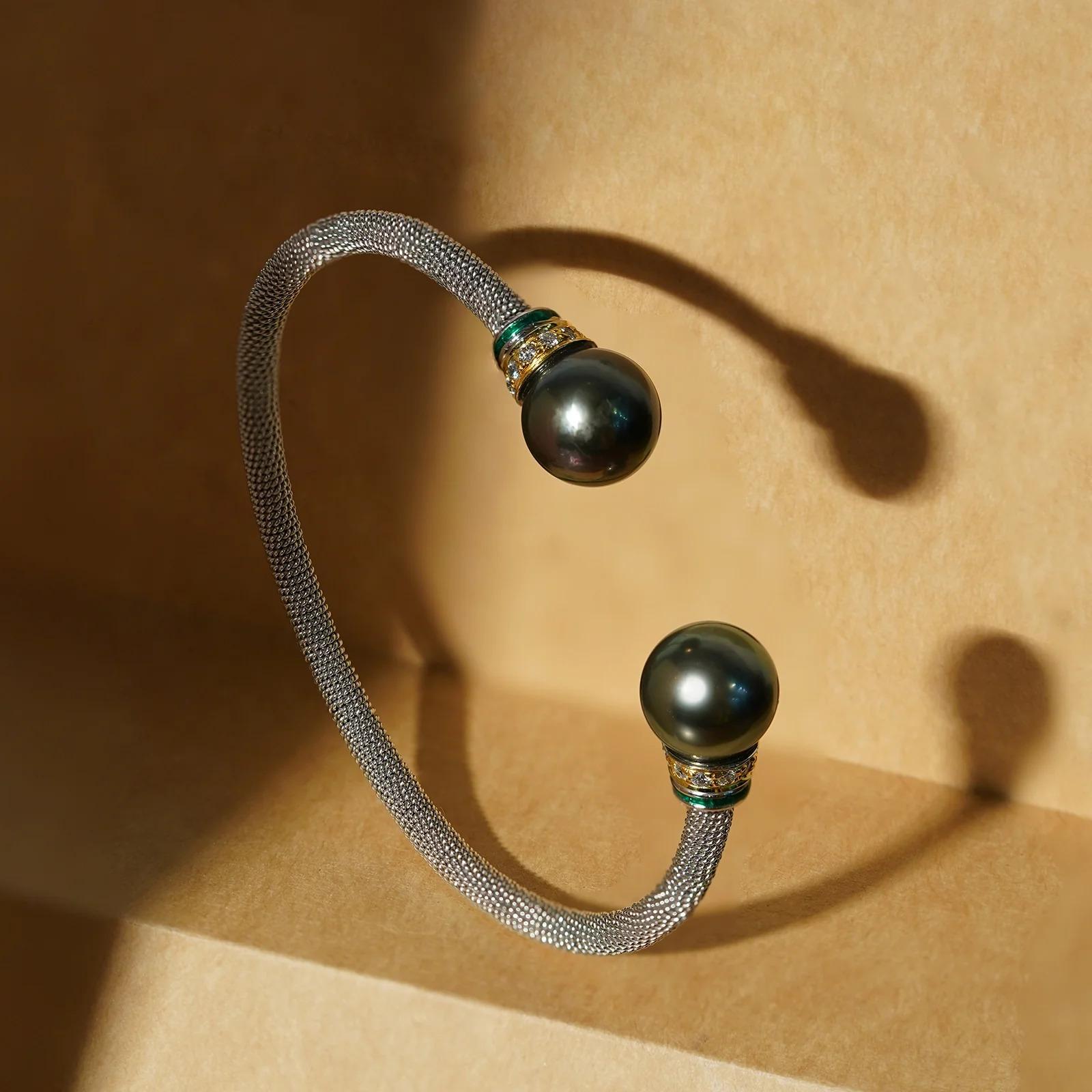 Gold(18K) : 6.18g
Gold(14K) : 2.32g
Diamonds : (VS clarity & H-I colour): (Brilliant cut) : 0.26ct
Gemstone : Tahitian Pearl
Silver Alloy
Other : Green Enamel

A minimal, refined beauty that effortlessly goes with anything and everything! Worked in