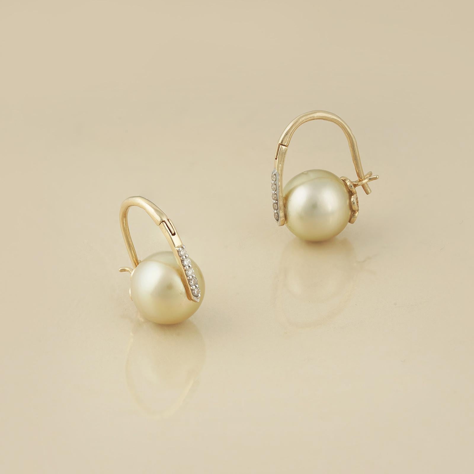 Gold (14K) : 3.00 g
Diamanten im Brillantschliff : (Reinheit VS & Farbe H-I) : 0.12ct
Edelsteine : Südseeperle

Mit Perlen kann man nichts falsch machen, oder? Dieses Paar hier ist aus Gold gefertigt und verfügt über eine Südseeperle, die von einem