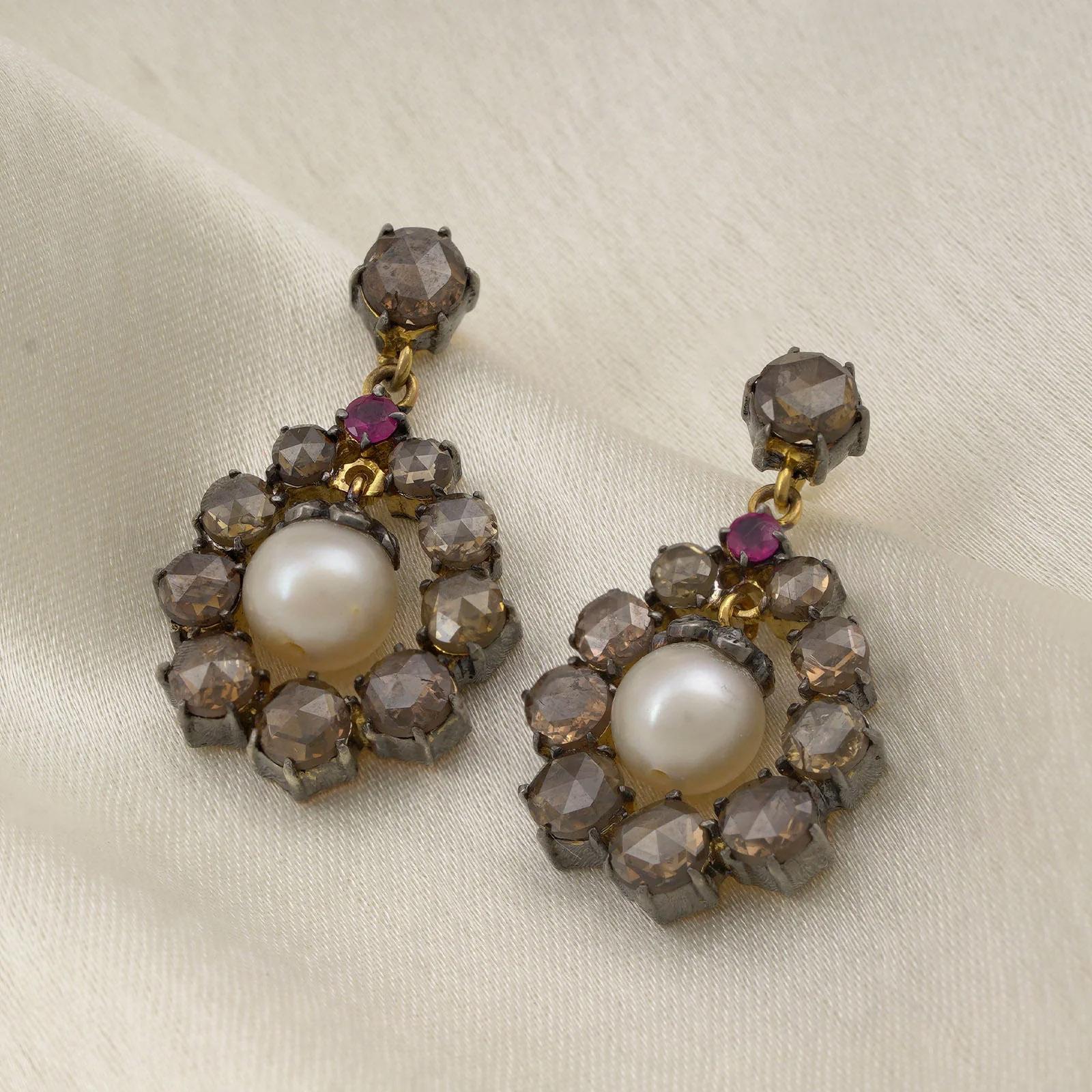 Gold(14K): 3.05g
Rose-cut Diamonds: 4.00ct
Gemstones : Ruby, Chinese Cultured Pearls
925 Silver

Bringing back the old world charm of rose-cut diamonds that were first found in India and made popular in the Victorian era, this pair of earrings uses