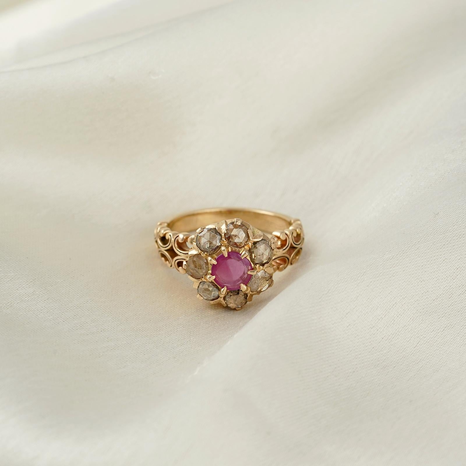 Im Angebot: Moi Juliet Verlobungsring aus Gold mit Diamanten und Rubinen () 3