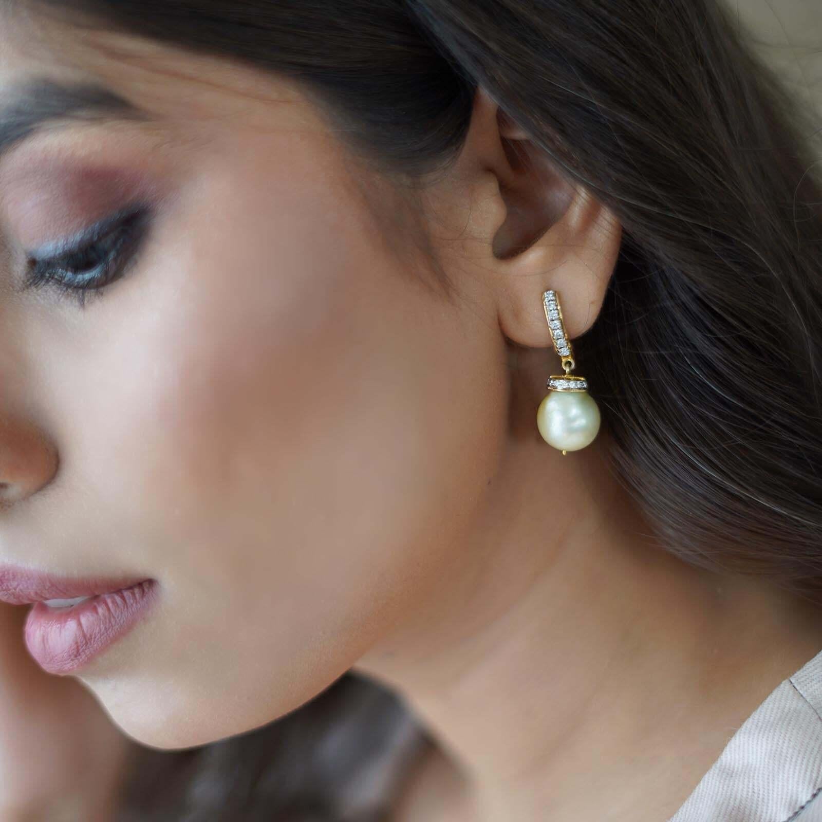 Gold(14K) : 4.84g
Diamonds : (VS clarity & H-I colour) : (Brilliant cut ) : 0.33ct
South Sea Pearls : 23.46ct

Crafted in gold and holds a beautiful south sea pearl drop with a diamond-studded ring on top attached to a diamond-studded huggie-drop