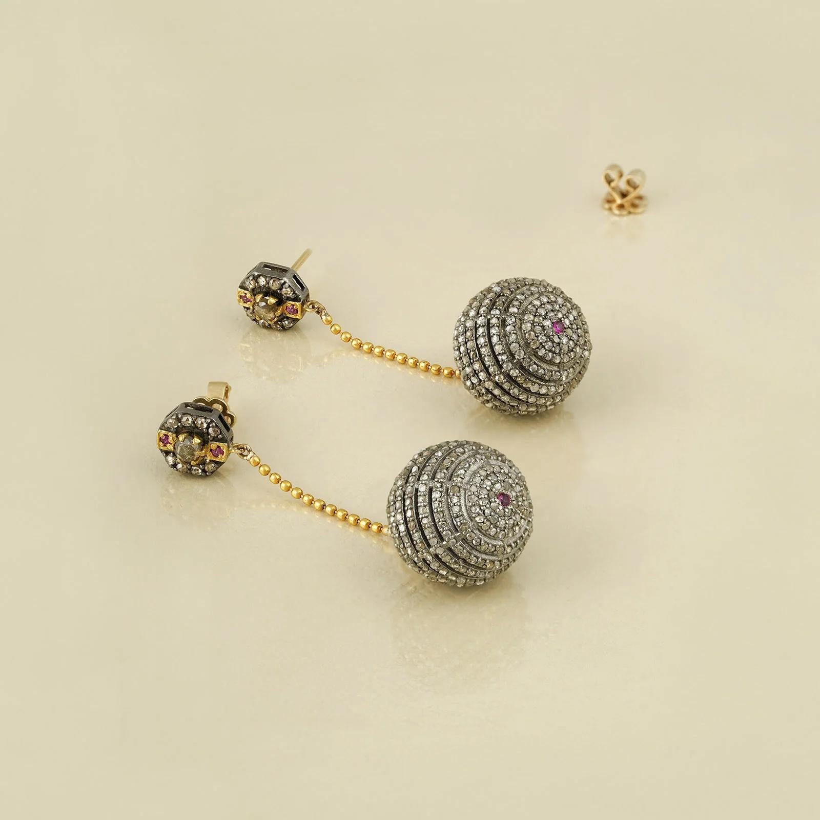 Moi Luna Gold-Ohrringe mit Diamanten und Rubinen Damen im Angebot