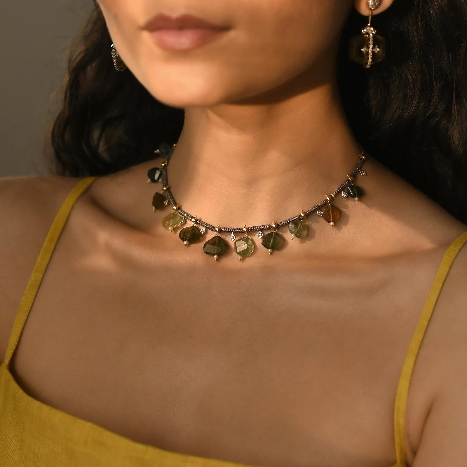 Oro (18K) : 4.39g
Oro (14K) : 3.74g
Diamanti taglio Brilliante : (purezza SI e colore H-I) : 0.16ct
Diamanti taglio rosa: 2,16 carati
Pietre preziose :
Tormalina : 43,10ct
Perla coltivata: 0,55ct
Argento 925

Un pezzo squisito, Naomi è abbastanza