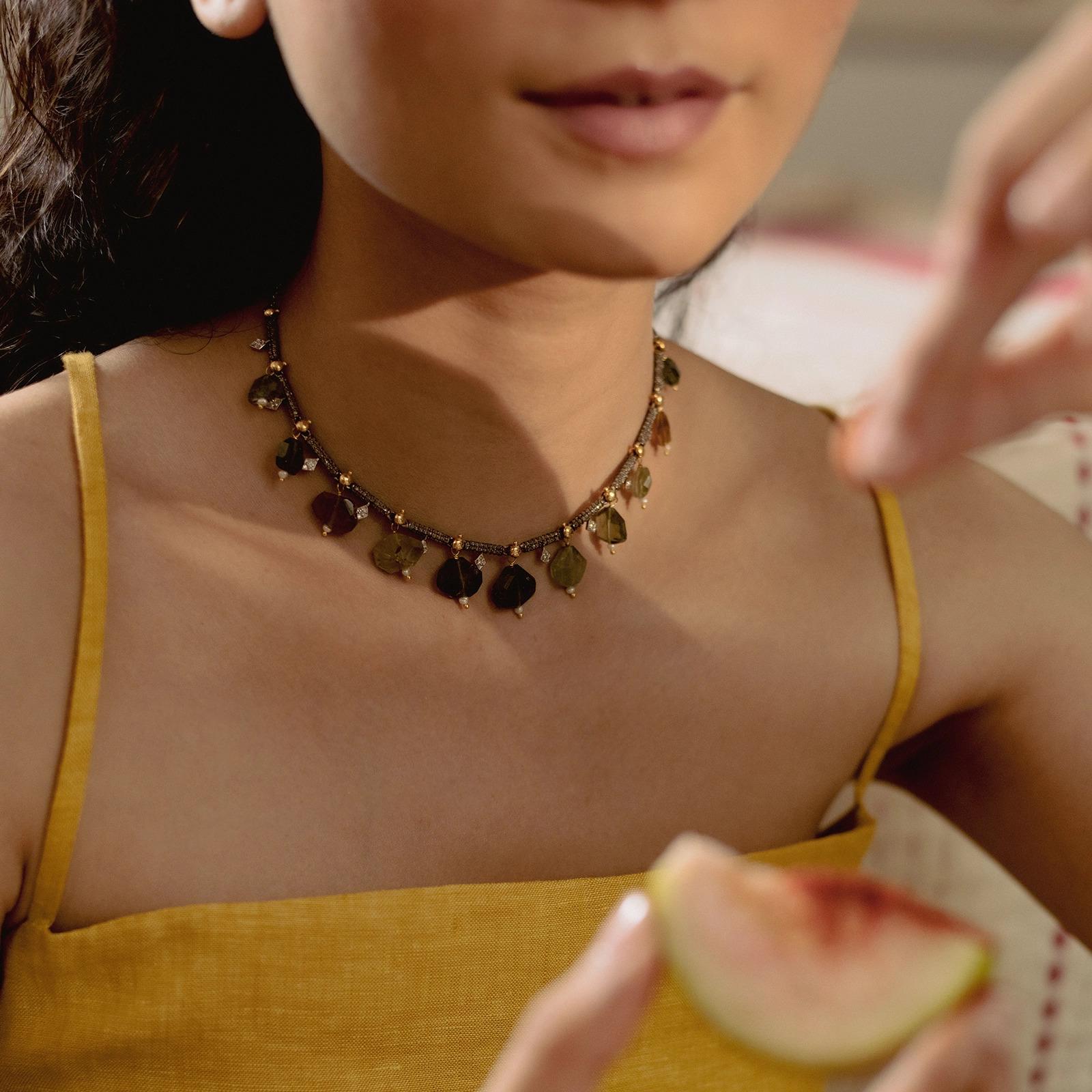 Moi Naomi Collana in oro con diamanti, tormaline e perle in vendita 1