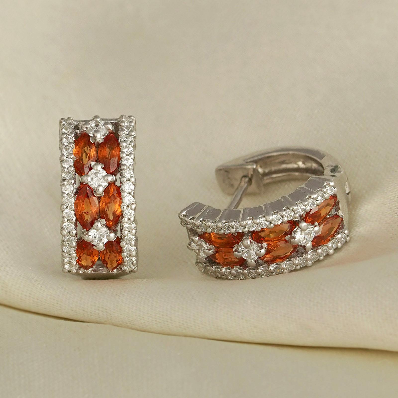 Or (14K) : 4.11g
Diamants : (pureté VS & couleur H-I) : (taille brillant) : 0.40ct
Pierre précieuse : saphir orange : 1.17ct

Comme vos deux petits soleils personnels, les boucles d'oreilles Phoebe sont une élégante juxtaposition de la teinte vive