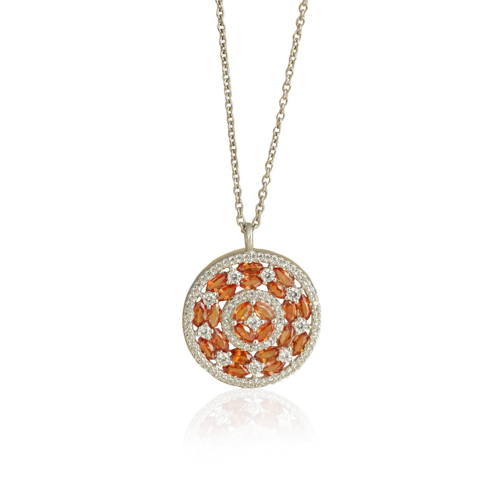 Or (18K) : 3.40g
Or (14K) : 2.96g
Diamants : (pureté VS & couleur H-I) : (taille brillant) : 0.62ct
Pierre précieuse : saphir orange : 2.15ct

Tel un soleil éclatant un matin d'hiver, le pendentif Eleg juxtapose avec élégance la teinte vive du