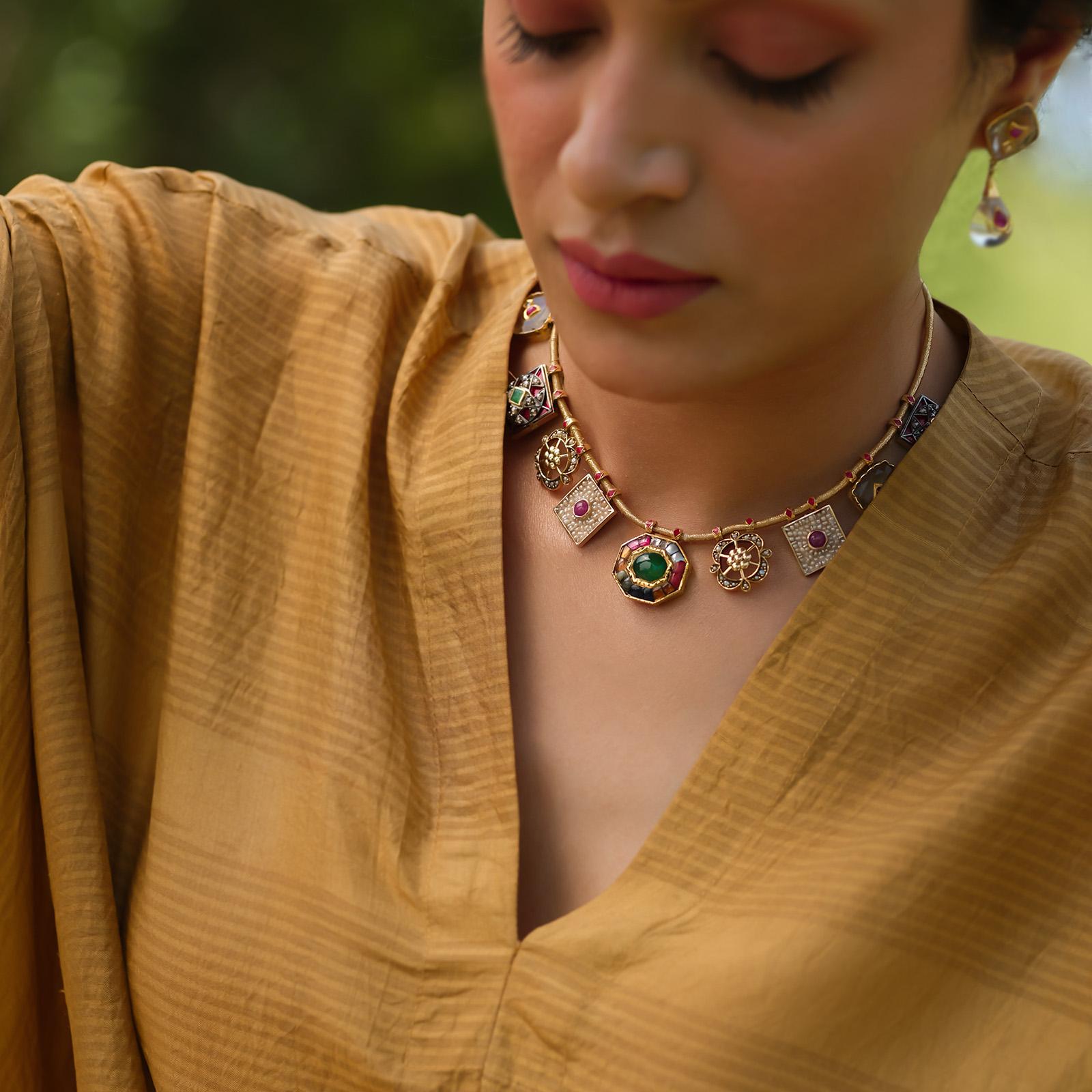 Moi Qutub Multi Edelsteine Gold Halskette für Frauen im Zustand „Neu“ im Angebot in Lawrenceville, GA