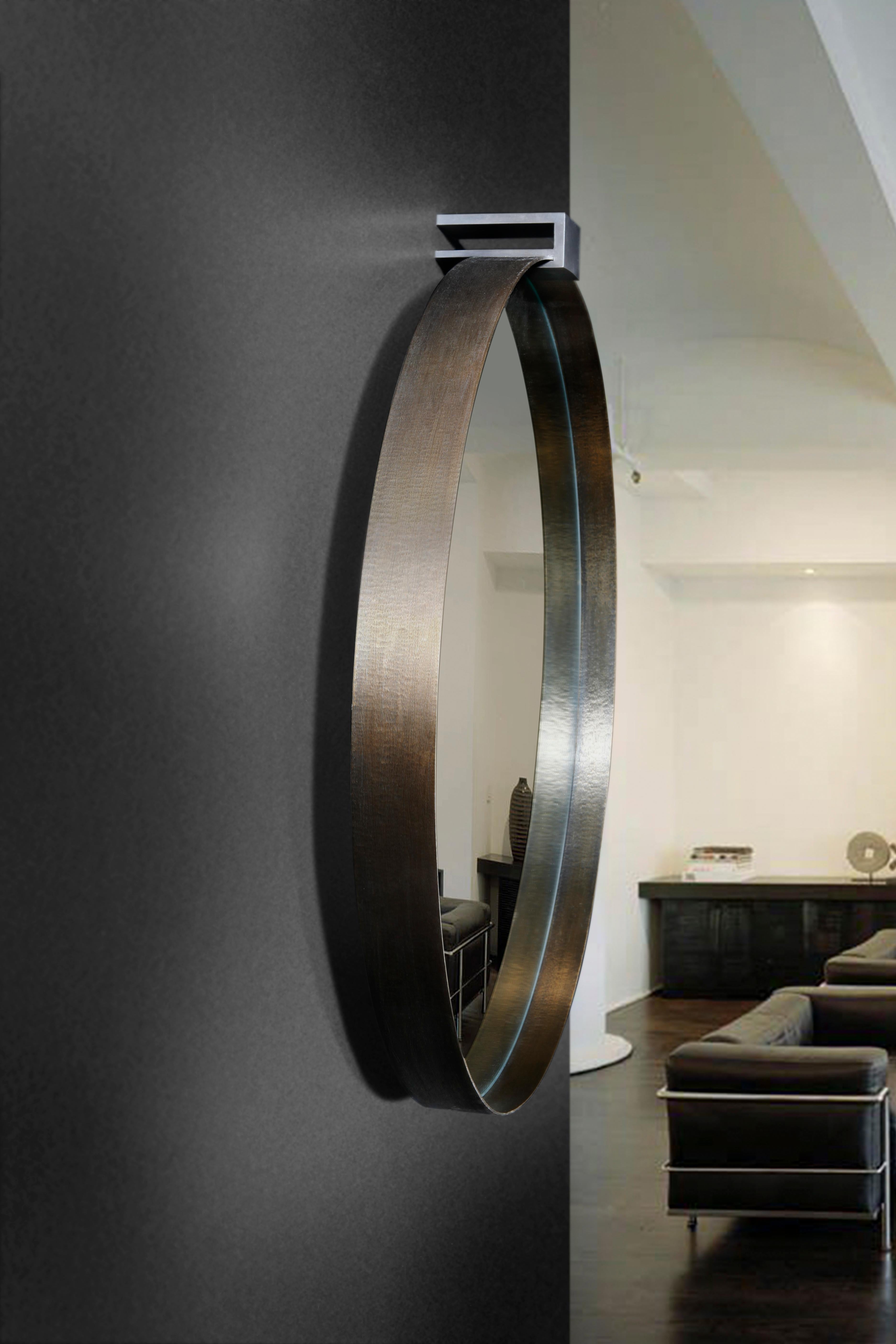 MOI Runder Spiegel aus strukturiertem Messing von Soraya Osorio (21. Jahrhundert und zeitgenössisch) im Angebot