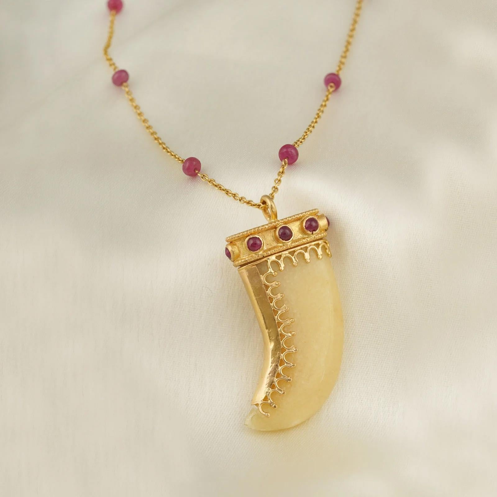 Gold(22K) : 8.06g
Gold(18K) : 3.46g
Gemstones : Ruby, Yellow Quartz, Glass-filled Ruby 

The belief and the motif of the 'claw' both transcend time and geography, and have seen multiple adaptations tying in with mystic beliefs. Drawing on this