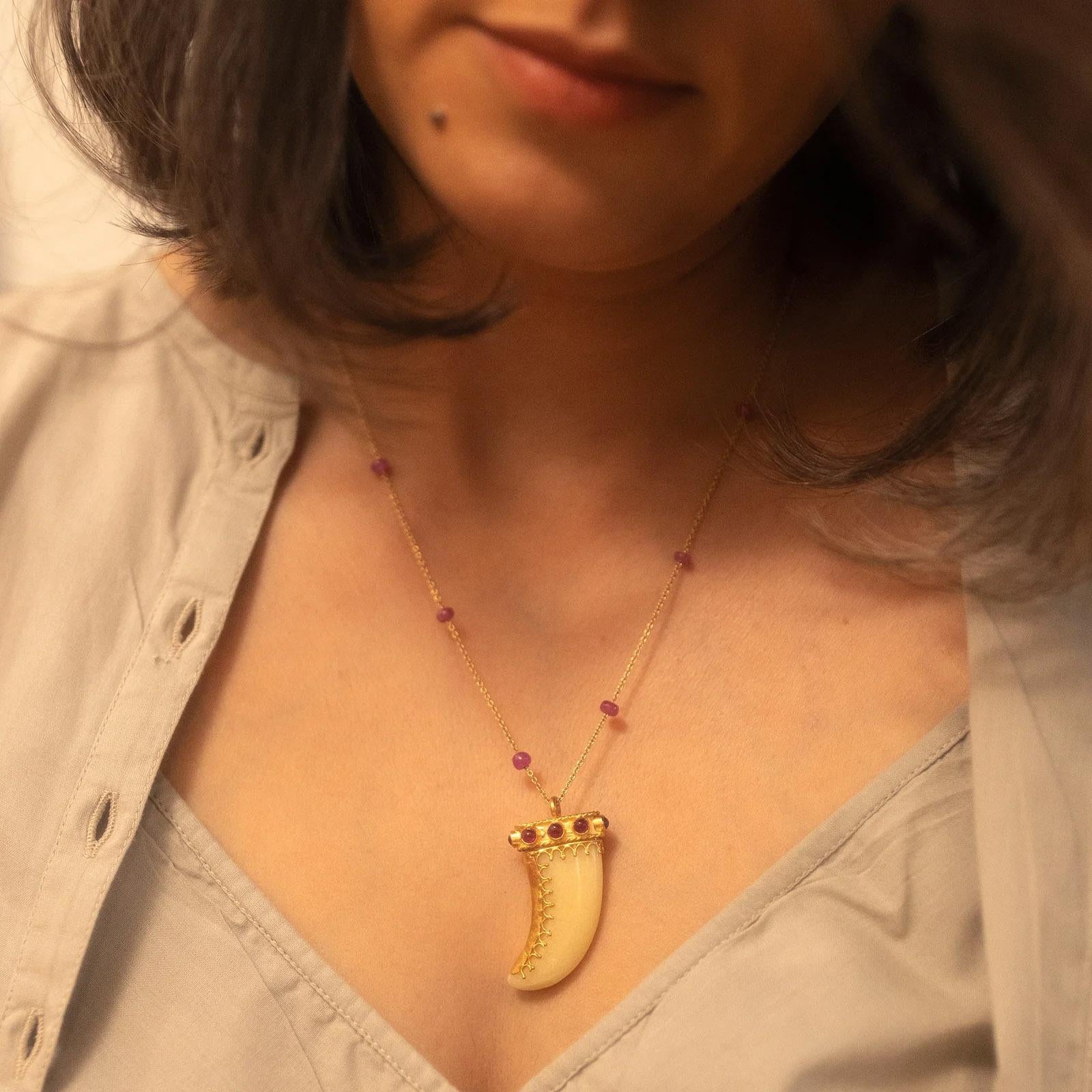 Donna Moi Serendipity - Collana con ciondolo in oro e rubino in vendita