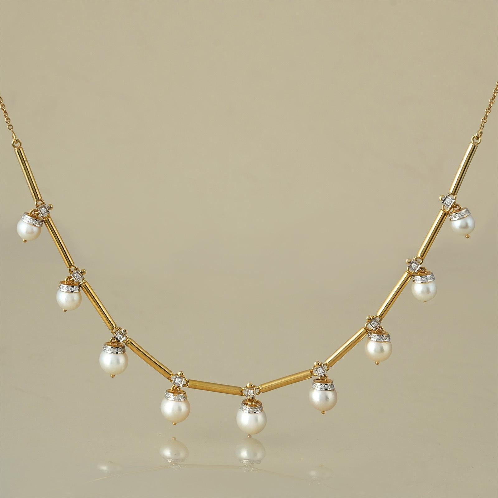 Oro (18K) : 1.78g
Oro (14K) : 8.90g
Diamanti : (purezza VS e colore H-I) : (taglio brillante) : 0.54ct
Pietre preziose : Perle coltivate : 33.5ct

Delicata, sognante e deliziosa, la collana di perle Shae sembra uscita direttamente dal mondo degli