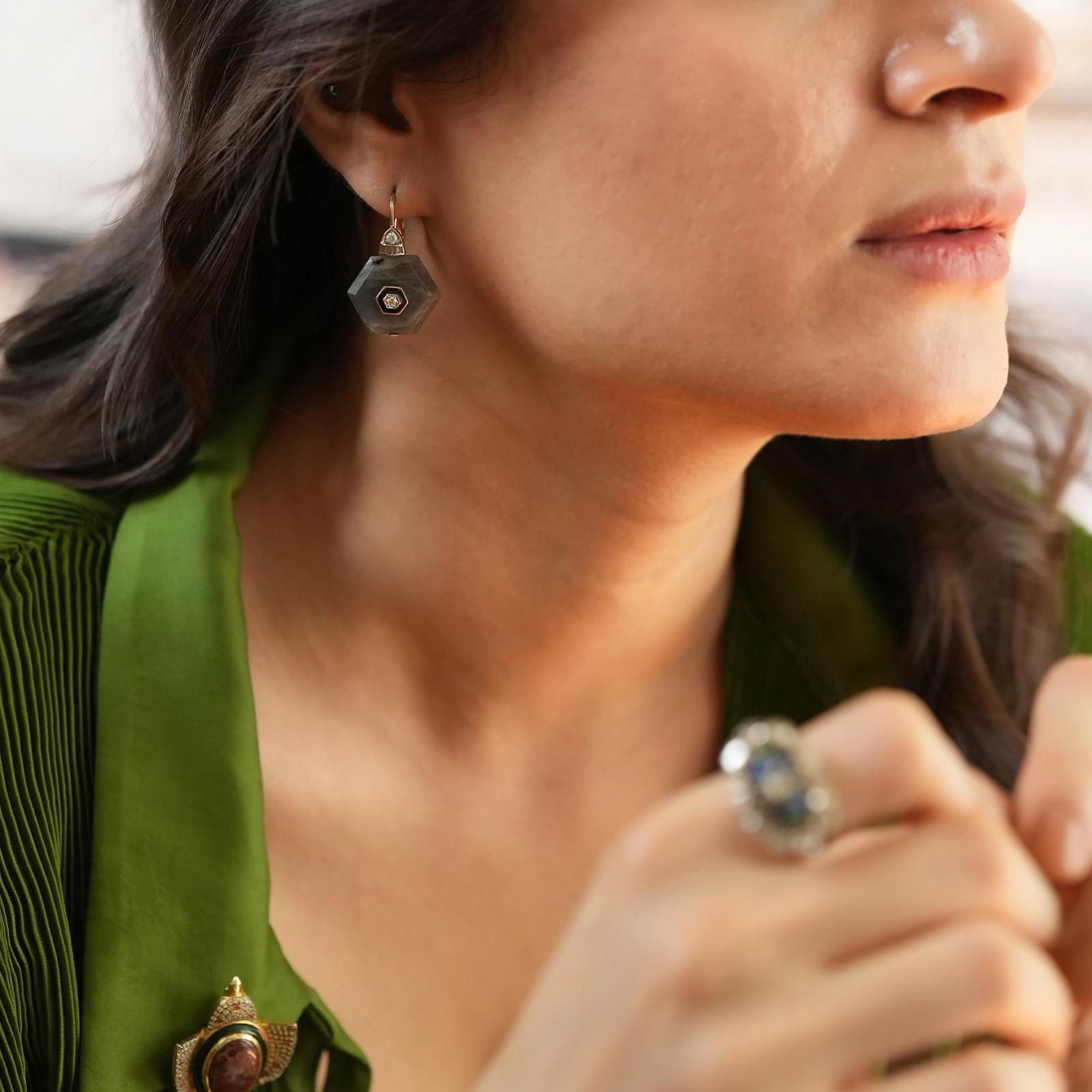 Gold(14K) : 4.52g
Diamonds : (VS clarity & H-I colour)&:
(Brilliant cut ) : 0.21ct
(Baguette cut Diamonds ) : 0.14ct
Gemstone : Labradorite : 34.90ct
Other : Blue Enamel

Diamonds. Labradorite. Blue enamel. Crafted in 14K gold.

Clean. Classic.