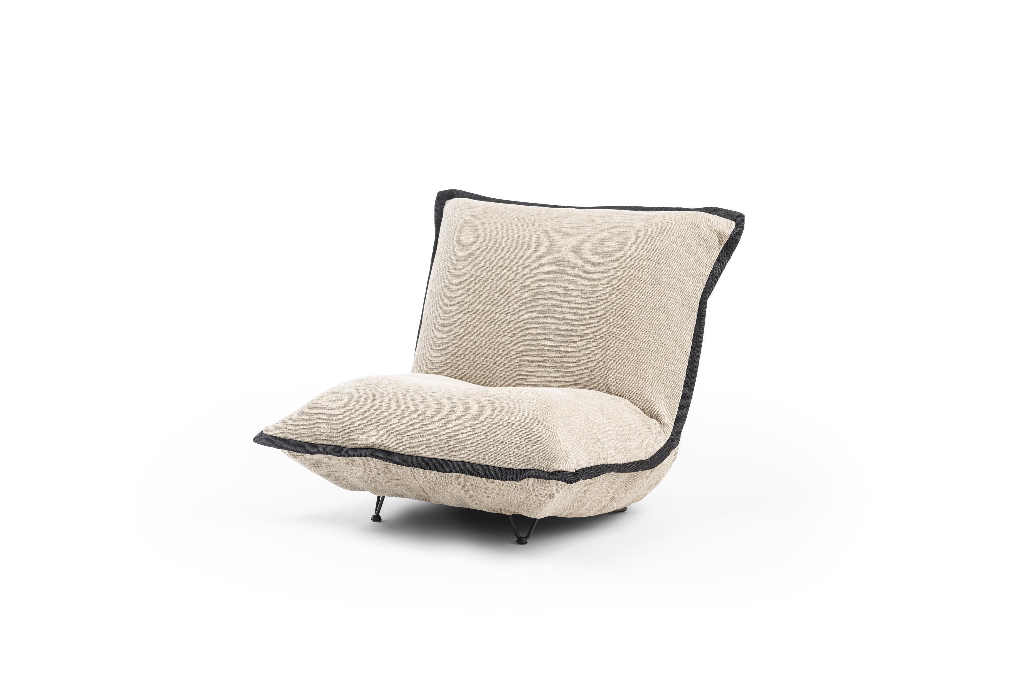 Chaise de cheminée Moia par RALPH M
Dimensions : L 104,5 x P 106 x H 86 cm : L 104,5 x P 106 x H 86 cm. 
Matériaux : Hêtre massif, Tissu.

Détails : 
Cadre : Hêtre massif.
Ressort d'assise : Sangle élastique entrelacée.
Assise : Mousse de polyéther