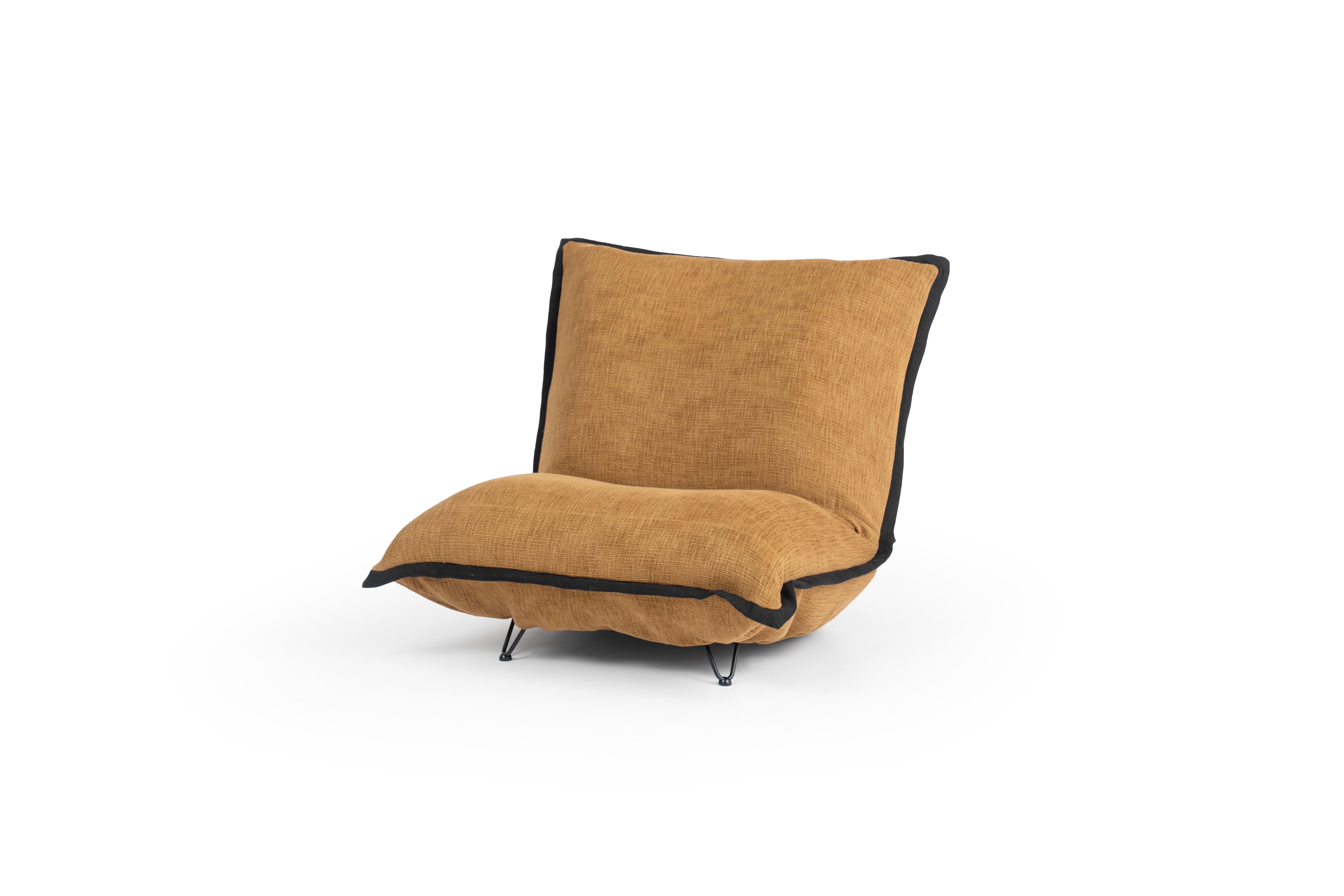 Moia Kaminstuhl von RALPH M
Abmessungen: B 104,5 x T 106 x H 86 cm. 
MATERIALIEN: Buche massiv, Stoff.

Einzelheiten: 
Rahmen: Buche massiv.
Sitzfederung: Verflochtenes elastisches Gurtband.
Sitz: Polyätherschaum 28kg/m3 beschichtet mit 200gr/m2