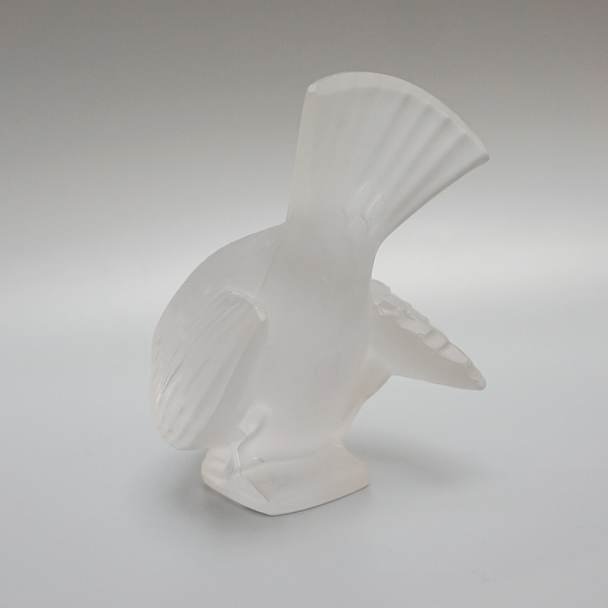 'Moineau Coquet' A Glass Bird Paperweight by Marc Lalique (1900 - 1977) In Good Condition In Forest Row, East Sussex