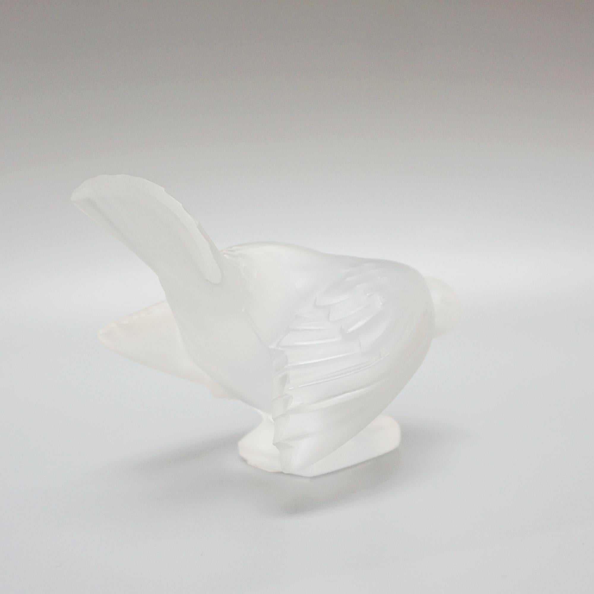 'Moineau Coquet' A Glass Bird Paperweight by Marc Lalique (1900 - 1977) In Good Condition For Sale In Forest Row, East Sussex