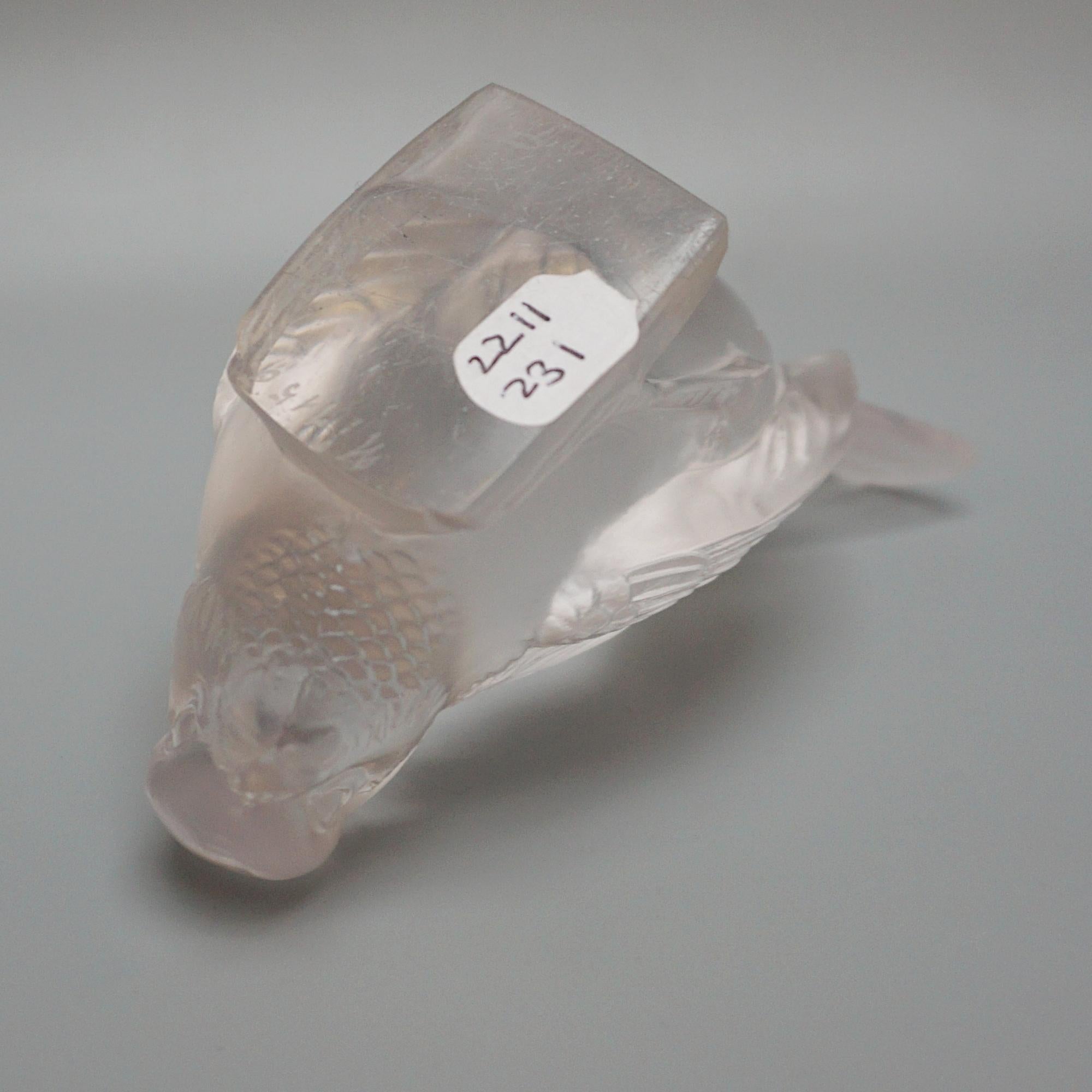  Moineau Hardi, presse-papier oiseau en verre Art déco de René Lalique (1860-1945). Figure en verre dépoli d'un moineau picorant pour trouver de la nourriture. Numéro de modèle 1150. Pochoir gravé R Lalique France sur la face inférieure.