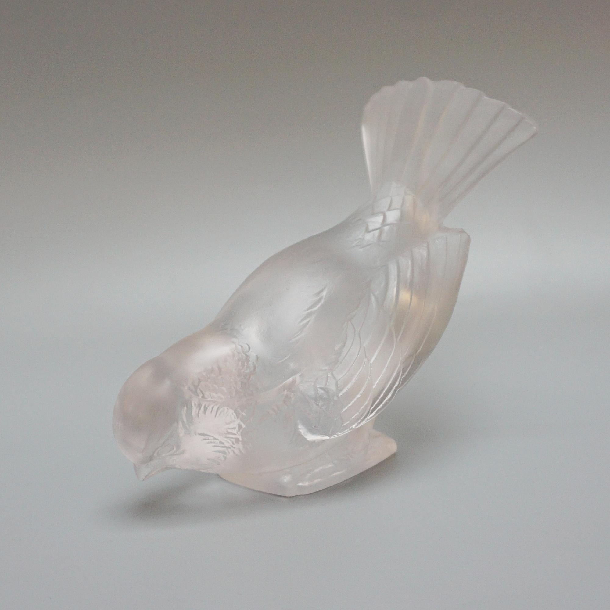 Milieu du XXe siècle Presse-papier en verre 'Moineau Hardi' Art Déco par Rene Lalique  en vente