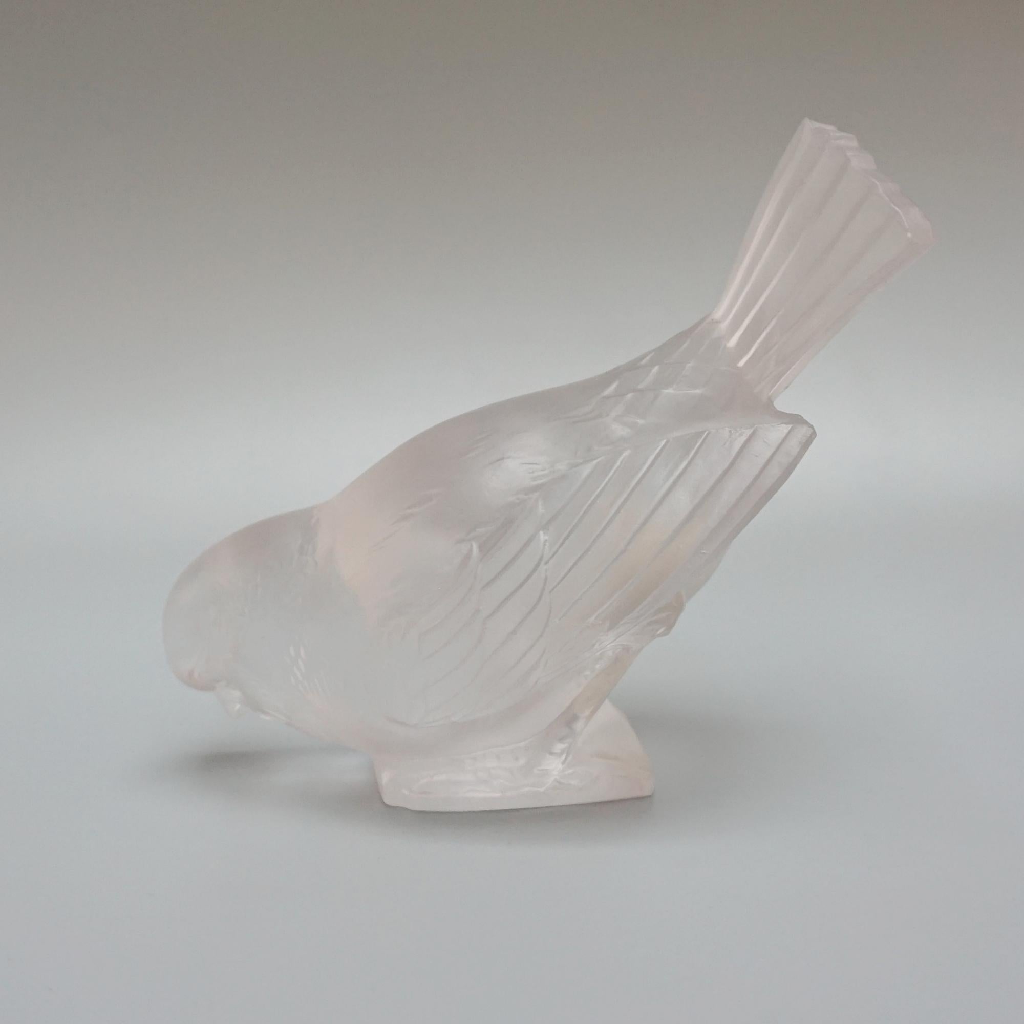 Verre Presse-papier en verre 'Moineau Hardi' Art Déco par Rene Lalique  en vente