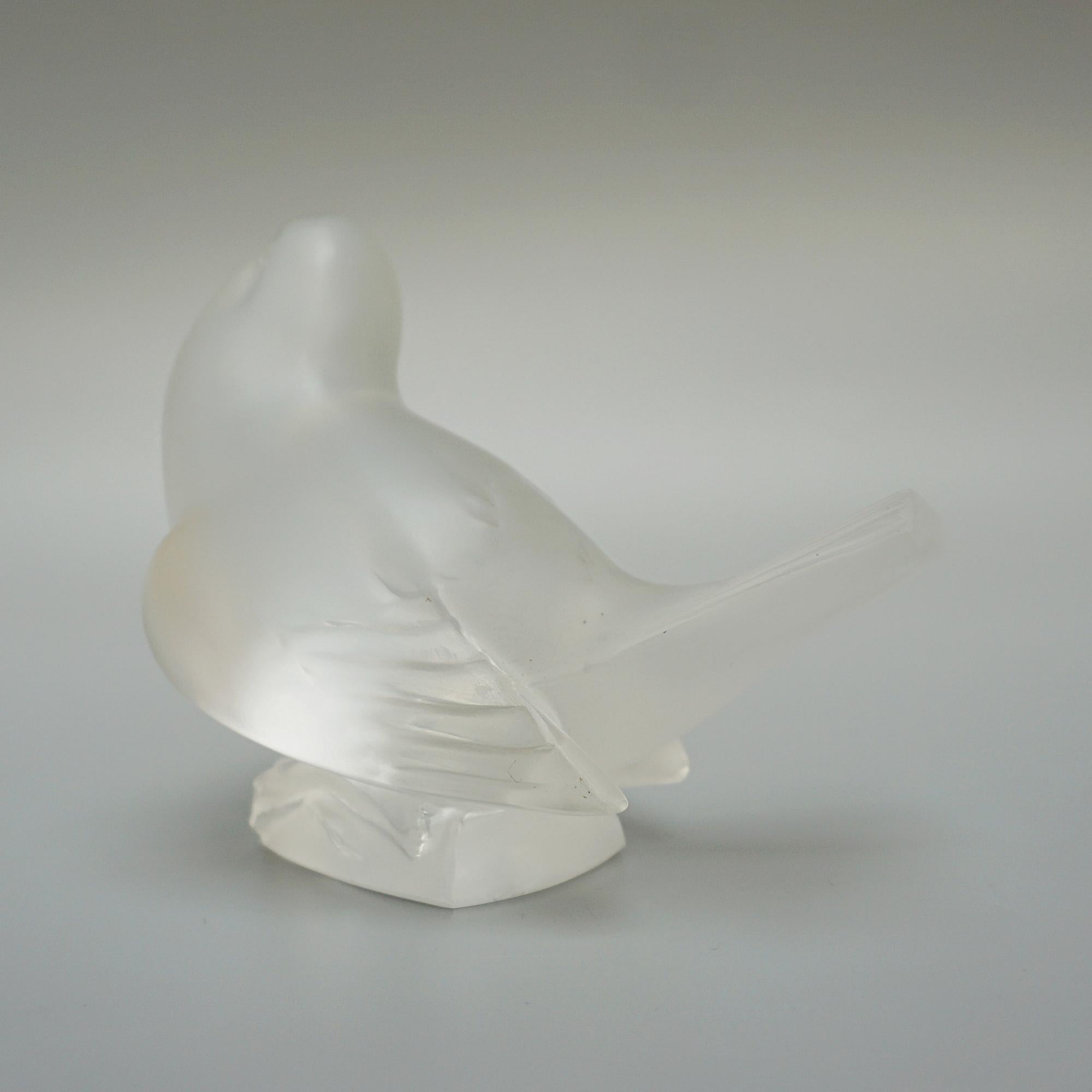 Presse-papiers oiseau Moineau Moqueur en verre Art Déco de Marc Lalique Bon état - En vente à Forest Row, East Sussex
