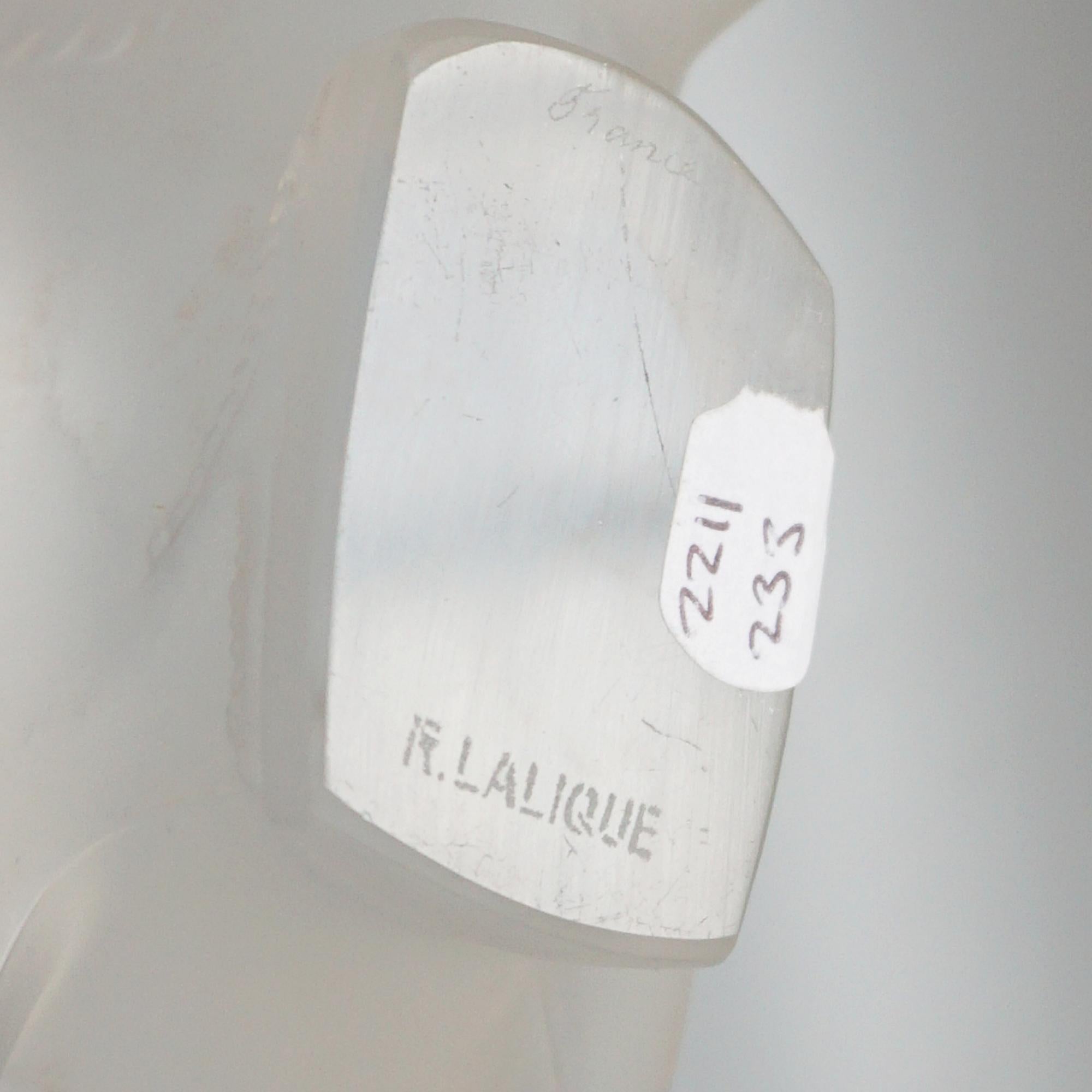 Verre Presse-papier en verre original Art Déco 'Moineau Sournois' de Rene Lalique en vente