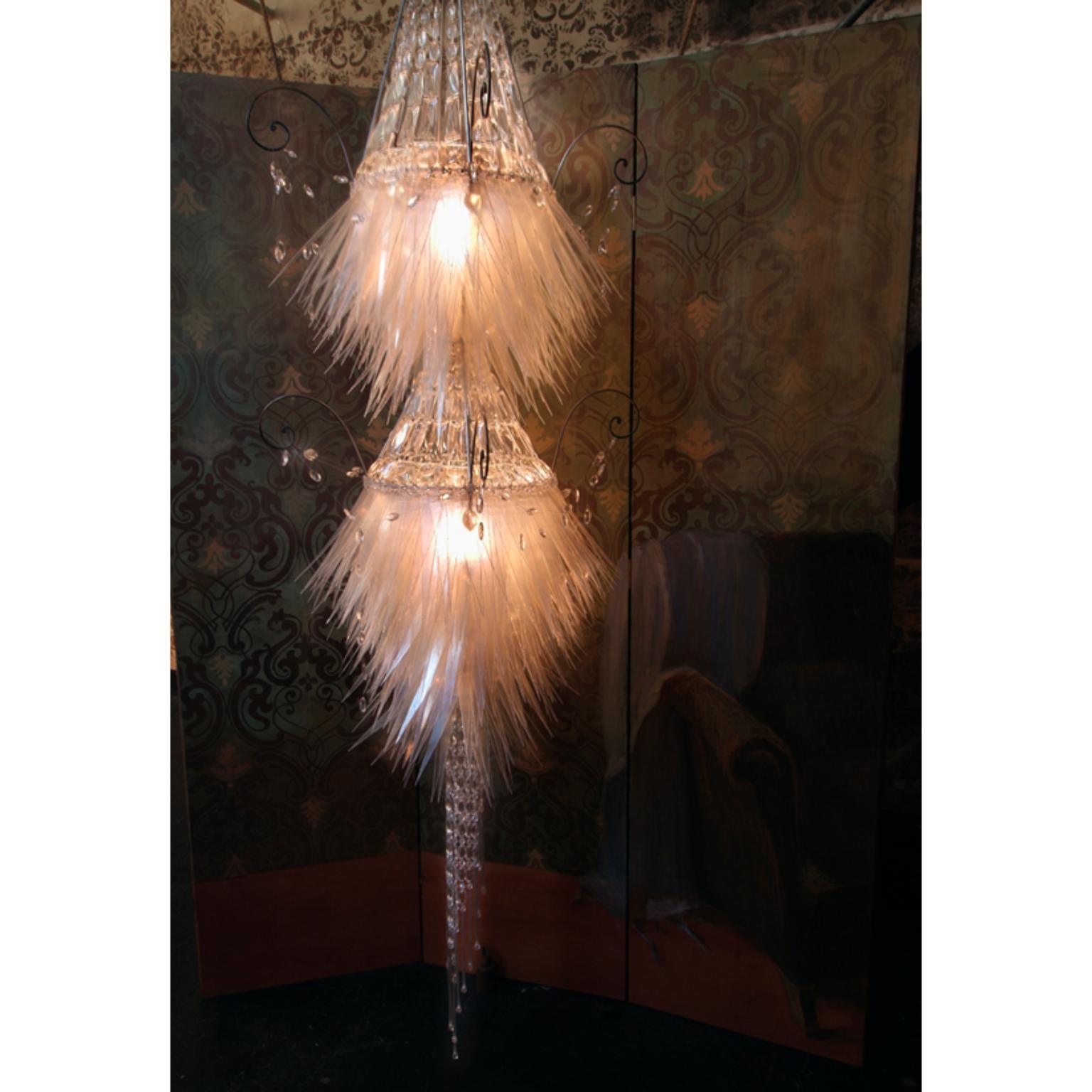 Lampadario Moira di Valentina Giovando
Dimensioni: D 50 x H 200 cm.
Materiali: Ferro, fibra di vetro, cristallo.  

Valentina Giovando, vive e lavora a Sarzana, in Liguria, e da oltre 20 anni si dedica alla produzione di un nuovo stile. Il suo stile
