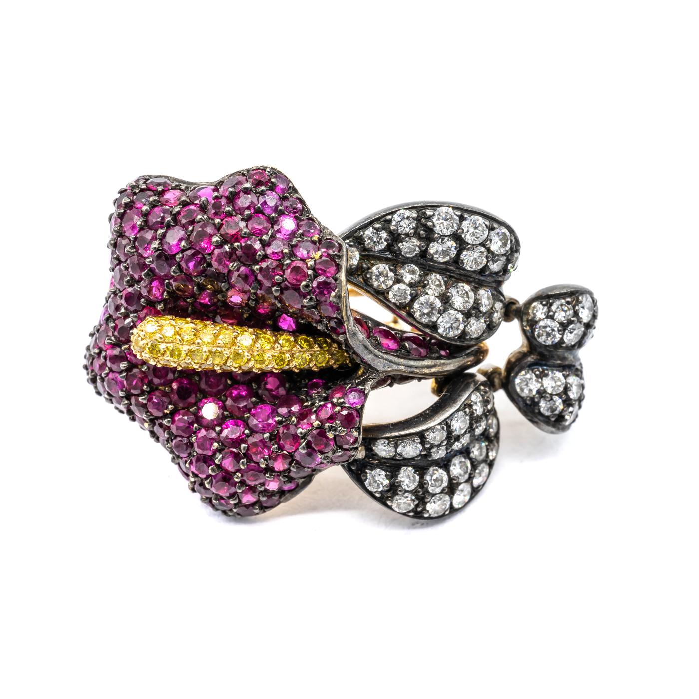 Moderno Moira Design Orecchini di rubini, diamanti, argento e oro con giglio di calla in vendita