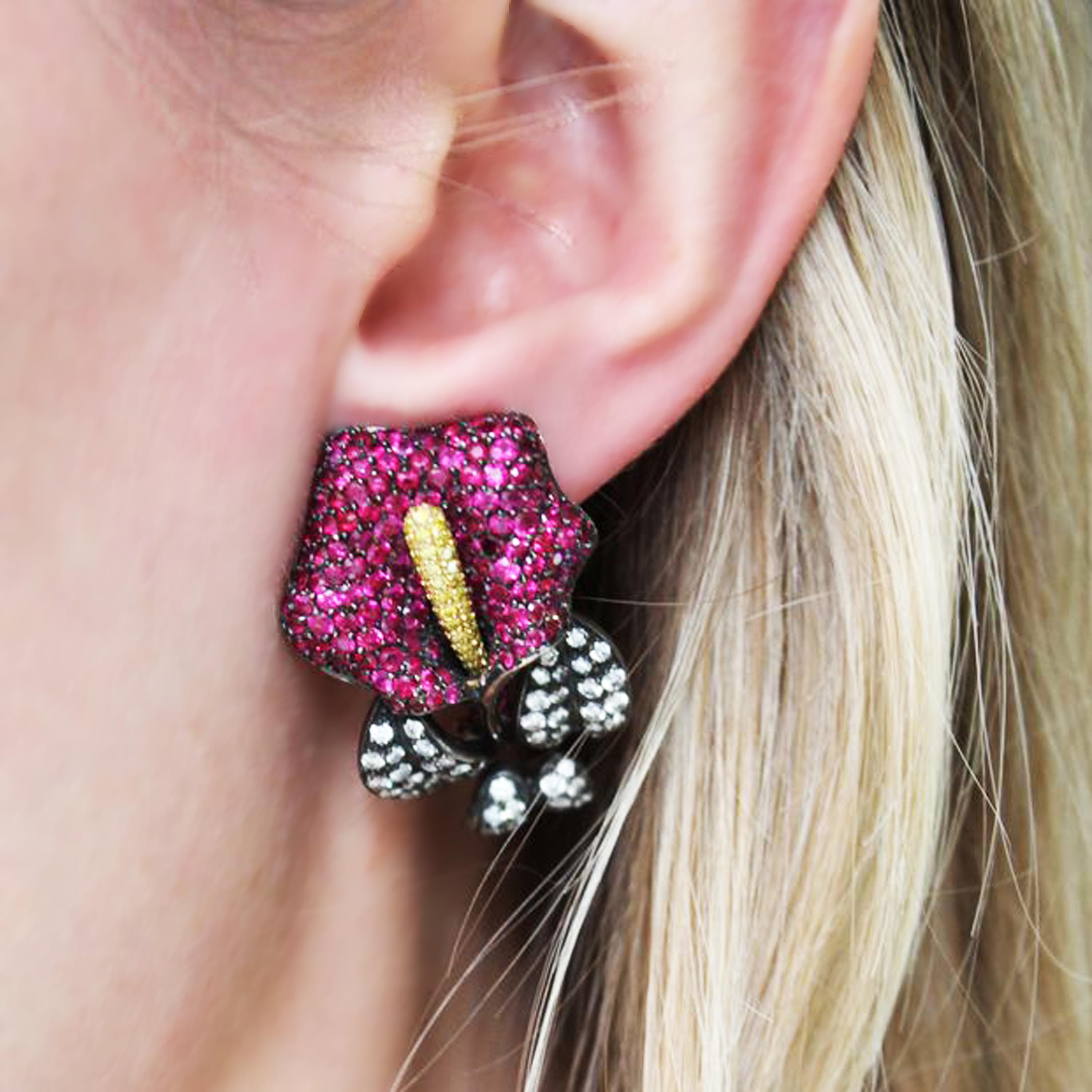 Taglio rotondo Moira Design Orecchini di rubini, diamanti, argento e oro con giglio di calla in vendita