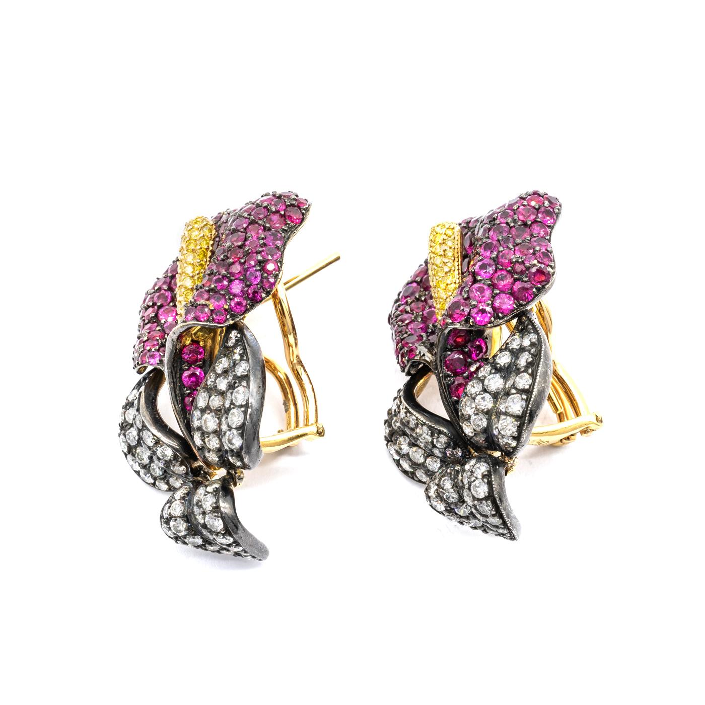 Moira Design Orecchini di rubini, diamanti, argento e oro con giglio di calla In condizioni ottime in vendita a London, GB